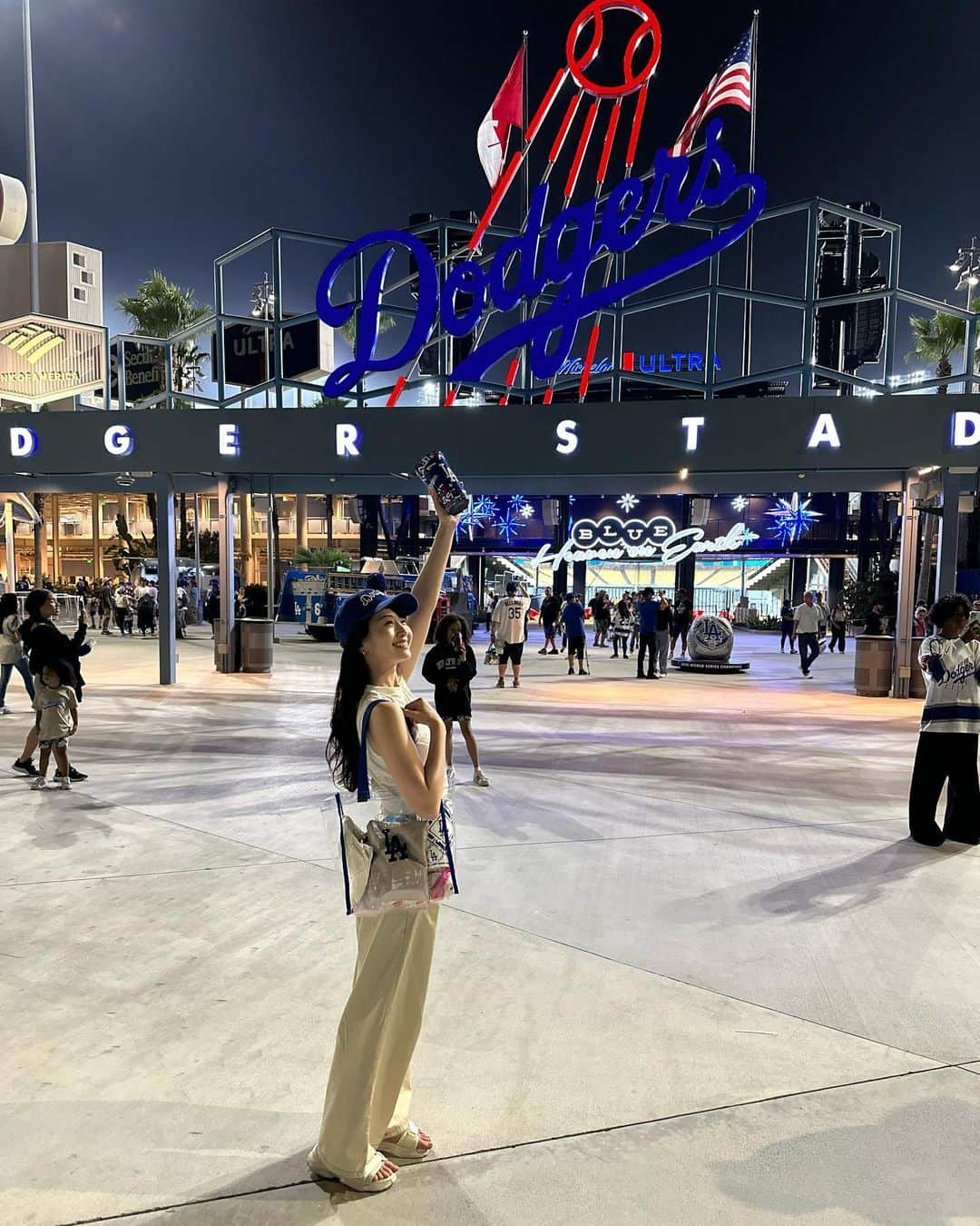 関根ささらのインスタグラム：「#時差投稿 💙⚾️  #ロサンゼルス留学 期間中に #losangelesdodgers の試合も見に行きました⚾️🌈🇺🇸  Uberで向かったらドライバーさんが #ドジャース の熱狂的なファンの方で、LAに住む人間のスピリットを伝授されました🤣👏  大谷選手がいるので #エンゼルス 行きがちだけど、#losangeles 来たなら #dodgers だよ！！！と言ってたので #LA 行かれる日本人の皆さん、ぜひ♡ . . . . #losangelesangels の #エンゼルス すたじあむともまだ雰囲気が違って、フードコートがあったり、子供が遊ぶ場所があったり、レジャー要素強めのスタジアムで歩いてるだけで楽しかった！！♡  #flaminghotcheetos がかかってるチキンウィング🍗が食べたかったので食べられてよかったーー！！ドリンクはカップがお土産になるので観戦土産に最適でした♡ヘルメットカップのアイスも食べたよ🍨 . . . . #野球観戦 #試合観戦 #baseball #baseball⚾️ #losangelesfood #Lalife #LA留学 #留学生活 #留学記録 #留学エージェント #ネス外国語会話 #ネスグローバル #englishlearning #野球 #野球女子 ほんとは #バスケ女子」