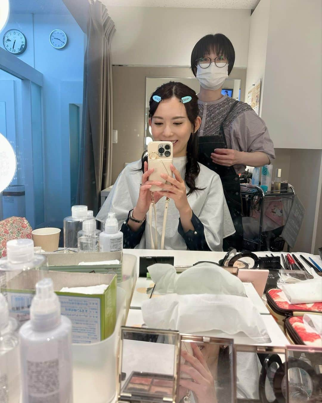 早川茉希さんのインスタグラム写真 - (早川茉希Instagram)「📺 「NEWS545」の衣装は 11月1日、2日ともに @dolce._official さんからお借りしました👗  プライベートでも愛用している Dolce.さんのお洋服🥰  迷わず選んできちんと決まるネイビーのセットアップは お仕事でもママ行事でもかなり重宝しそう💙 手首のさりげないパールが可愛い🦪💓 素敵なお洋服をありがとうございます☺️  テレ玉初日は、久しぶりのメイクさんや 昔一緒に番組をやっていたデビさん、 同じ事務所のアナウンサー3人とも お会いできました🥰 （画面越しに全員集合させてくれてた🥹）  「BACHプラザ」に出演している小川麻希さんとは Wマキ初コラボでした🫰😍  衣装協力👗 @dolce._official @stylia_official   #衣装 #衣装協力 #セットアップ #セットアップコーデ  #ネイビーコーデ #お仕事コーデ #ママコーデ #dolce #ドルチェ #テレビ埼玉 #テレ玉 #デビット伊東 さん #マチコミ #ニュース #ニュース衣装 #アナウンサー #ジョイスタッフ」11月2日 19時31分 - maki_hayakawa