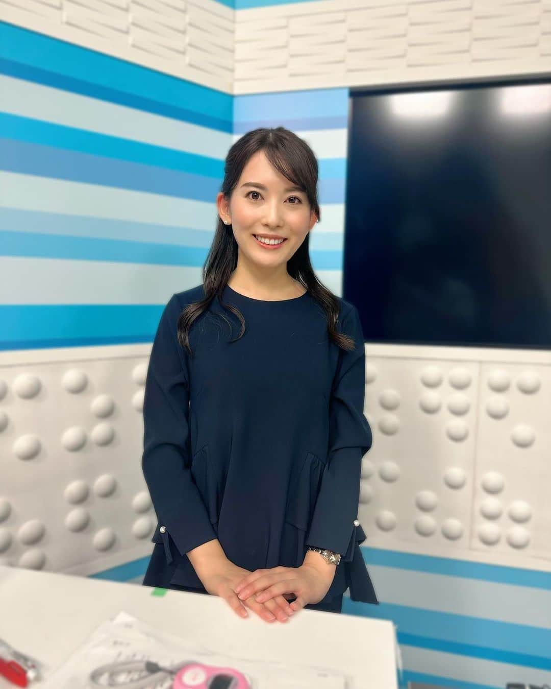 早川茉希さんのインスタグラム写真 - (早川茉希Instagram)「📺 「NEWS545」の衣装は 11月1日、2日ともに @dolce._official さんからお借りしました👗  プライベートでも愛用している Dolce.さんのお洋服🥰  迷わず選んできちんと決まるネイビーのセットアップは お仕事でもママ行事でもかなり重宝しそう💙 手首のさりげないパールが可愛い🦪💓 素敵なお洋服をありがとうございます☺️  テレ玉初日は、久しぶりのメイクさんや 昔一緒に番組をやっていたデビさん、 同じ事務所のアナウンサー3人とも お会いできました🥰 （画面越しに全員集合させてくれてた🥹）  「BACHプラザ」に出演している小川麻希さんとは Wマキ初コラボでした🫰😍  衣装協力👗 @dolce._official @stylia_official   #衣装 #衣装協力 #セットアップ #セットアップコーデ  #ネイビーコーデ #お仕事コーデ #ママコーデ #dolce #ドルチェ #テレビ埼玉 #テレ玉 #デビット伊東 さん #マチコミ #ニュース #ニュース衣装 #アナウンサー #ジョイスタッフ」11月2日 19時31分 - maki_hayakawa