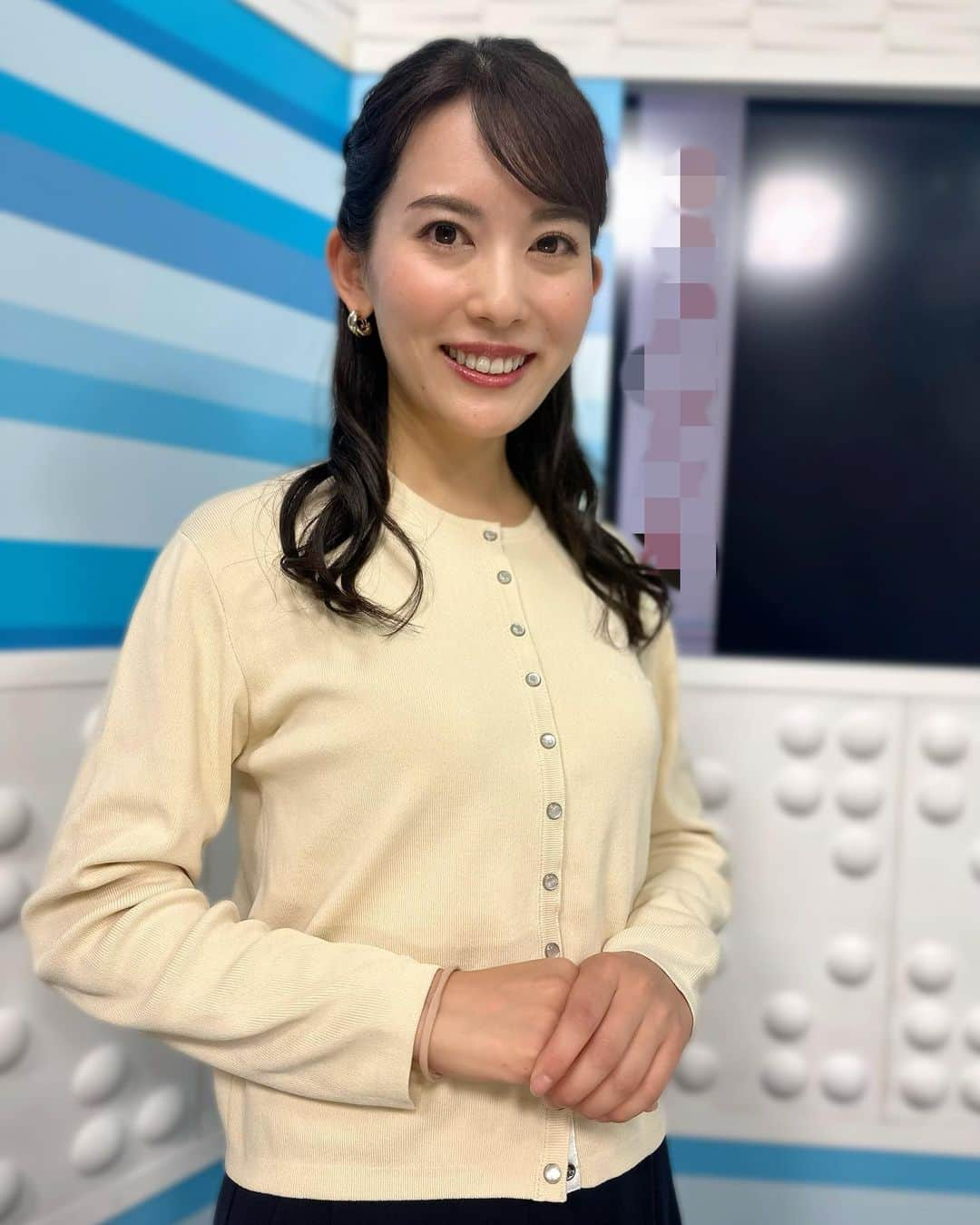 早川茉希さんのインスタグラム写真 - (早川茉希Instagram)「📺 「NEWS545」の衣装は 11月1日、2日ともに @dolce._official さんからお借りしました👗  プライベートでも愛用している Dolce.さんのお洋服🥰  迷わず選んできちんと決まるネイビーのセットアップは お仕事でもママ行事でもかなり重宝しそう💙 手首のさりげないパールが可愛い🦪💓 素敵なお洋服をありがとうございます☺️  テレ玉初日は、久しぶりのメイクさんや 昔一緒に番組をやっていたデビさん、 同じ事務所のアナウンサー3人とも お会いできました🥰 （画面越しに全員集合させてくれてた🥹）  「BACHプラザ」に出演している小川麻希さんとは Wマキ初コラボでした🫰😍  衣装協力👗 @dolce._official @stylia_official   #衣装 #衣装協力 #セットアップ #セットアップコーデ  #ネイビーコーデ #お仕事コーデ #ママコーデ #dolce #ドルチェ #テレビ埼玉 #テレ玉 #デビット伊東 さん #マチコミ #ニュース #ニュース衣装 #アナウンサー #ジョイスタッフ」11月2日 19時31分 - maki_hayakawa