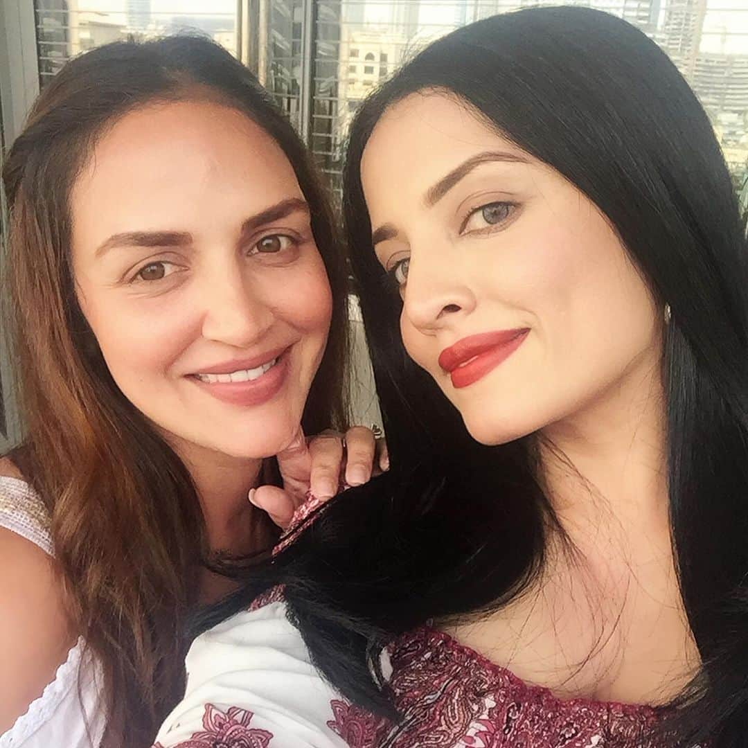 セリーナ・ジェイトリーのインスタグラム：「Happiest birthday my Biyara @imeshadeol … Sending you all my love and best wishes… Here’s to fun times ahead ♥️🧿  #birthdaygirl #celinajaitly #eshadeol #celina #celinajaitley #bollywood #indiaactress」