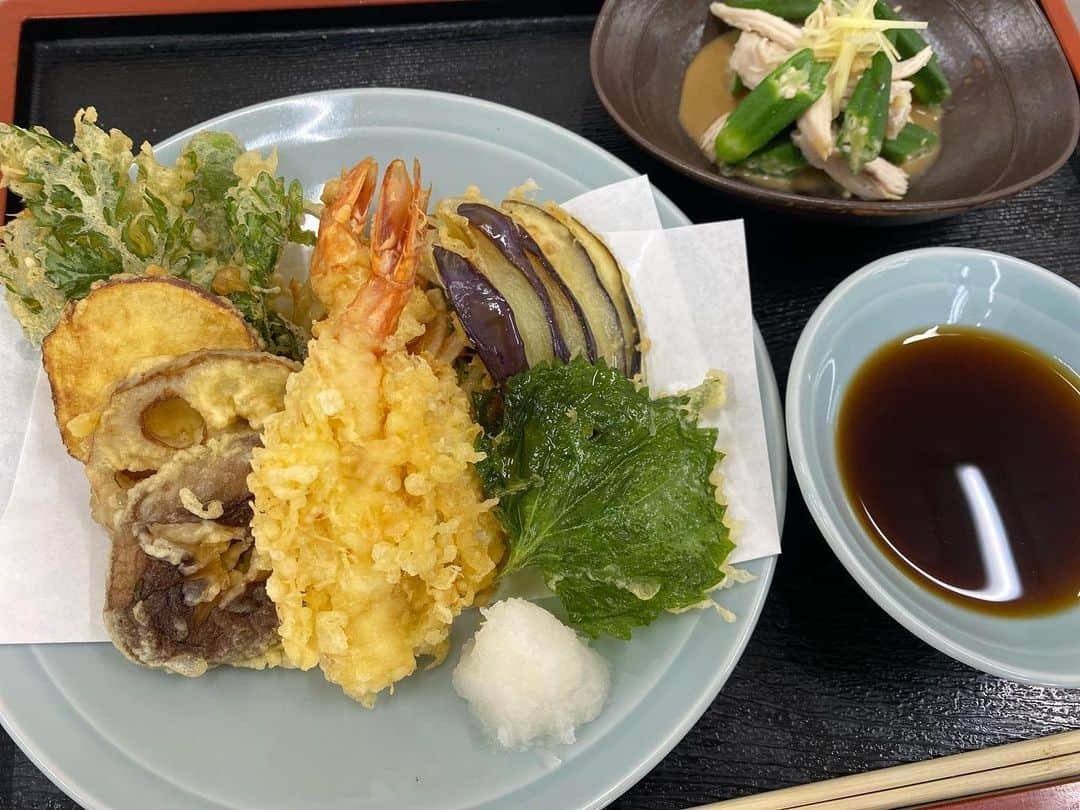 桝田沙也香さんのインスタグラム写真 - (桝田沙也香Instagram)「* 手作り天麩羅定食🍚🍤  衣をどこまで混ぜ合わせるか 油の温度の調節加減  海老天に花を咲かせているのもポイント🤭 お家で天麩羅は難しいしハードルが高いけど、 この出来立て食べちゃうとまた作ろうと思える＾＾ 天麩羅定食と天丼ってどちらがお好きですか？笑  日本シリーズを観ながら食べるご飯となると なんだか献立にも気合が入ります🔥  #手作り#ご飯#和食#天ぷら#揚げたてのおいしさ#日本料理#丁寧な暮らし#くっきんぐらむ#アナウンサー#テレビ朝日アナウンサー#桝田沙也香」11月2日 19時33分 - sayaka0masuda