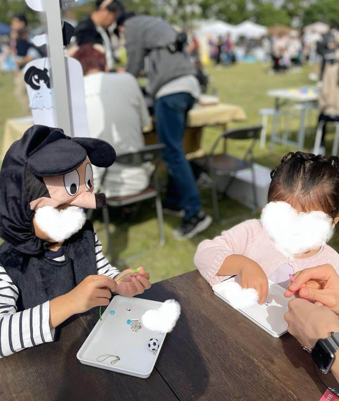 越馬千春さんのインスタグラム写真 - (越馬千春Instagram)「.  芸術の秋🍂🎨  幼稚園のお友達とハーバリウム作ったり✨ お揃い☜のキーホルダー作ったり✨ サッカー始めたのでサッカーボールを自ら選んでました⚽️🤍 ハロウィン期間中に製作系プログラムに沢山参加できて大満足🥰  私はというと子供達が作ってる間に☜ 何にしようかなぁとカフェメニューを物色中👀↖️  #芸術の秋#ママライフ#ママ#育児日記#年子育児#年子兄弟#年子兄弟#4歳男の子#2歳男の子#幼稚園ママ」11月2日 19時35分 - chiharukoshiba