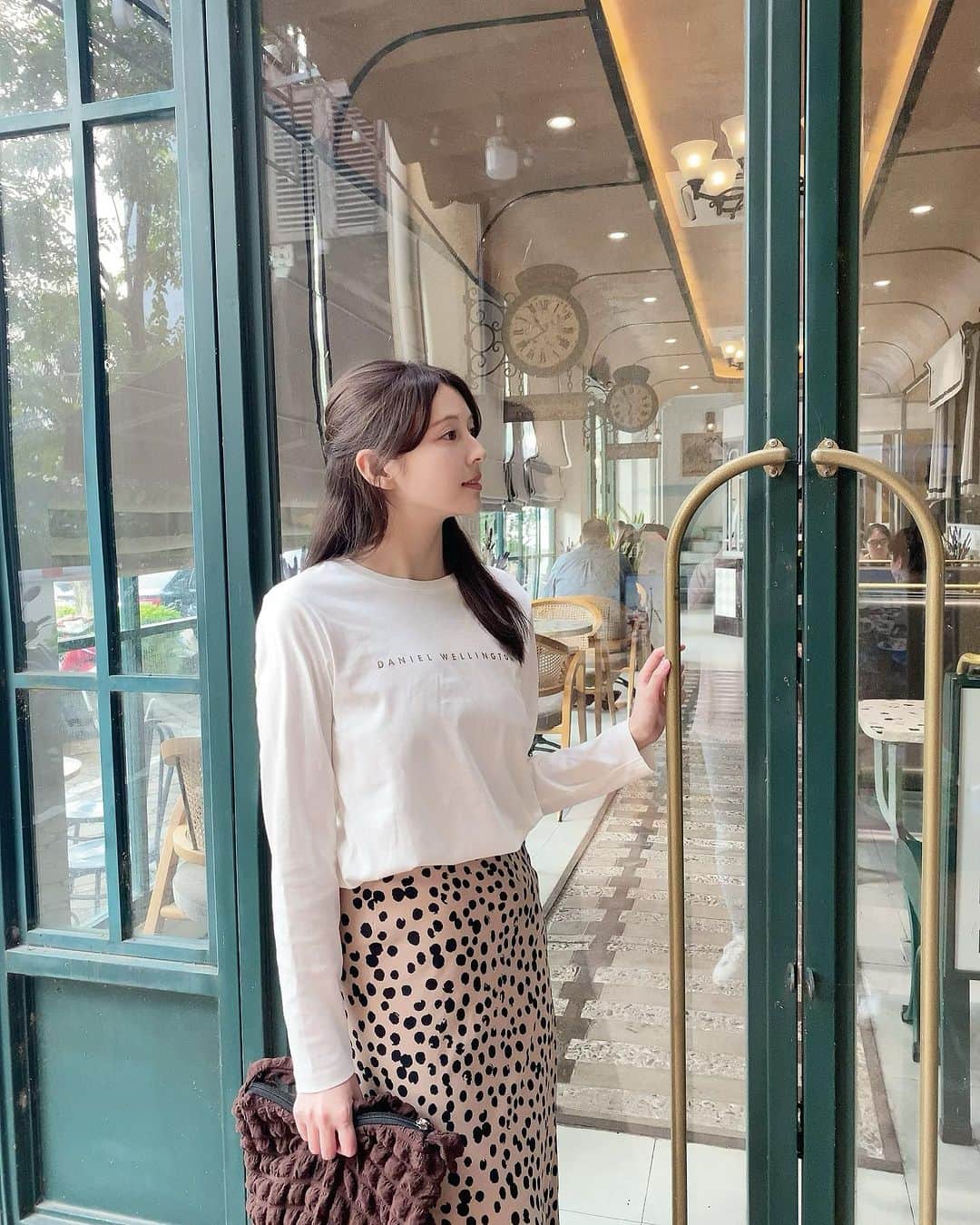 菊原梨華のインスタグラム：「・ ・ 腕時計が有名な @danielwellington の ロンTがあるの知らなかった😳  ロンTは、シンプルか柄が良い派だから DanielWellingtonのシンプルな文字がおしゃれで好き✨  マジで何にでも合わせやすくて秋とか春とか、別に冬でも着られるしたくさん着よっと😊  #PR ダニエルウェリントン＃ダニエルウェリントンロングTシャツ＃DanielWellingtonロングTシャツ＃DanielWellington」