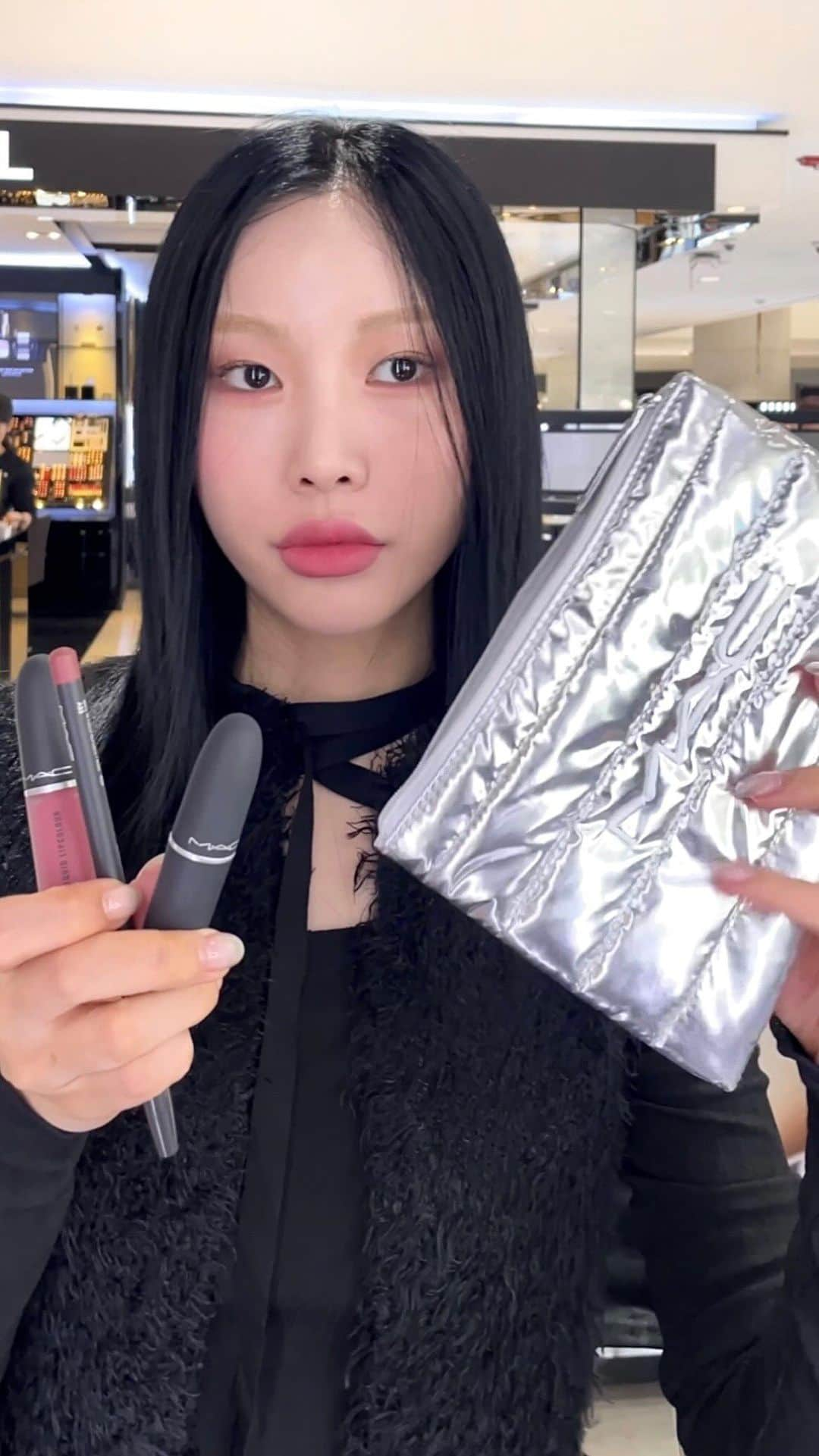 福長優のインスタグラム：「Best lip combo of all time. 🫢💖💖💖 #MACHoliday #limitededition  product POWDERED SNOW POWDER KISS LIP KIT in PINK A holiday-exclusive lip kit featuring Powder Kiss Lipstick, Powder Kiss Liquid Lip and Lip Pencil in new shades!  #맥홀리데이컬렉션 3가지 아이템으로 구성된 파우더키스 한정판 립 키트 *핑크 🎀  • 파우더 키스 립스틱 슬러쉬 나우 : 미드톤 핑크 • 파우더 키스 리퀴드 립 코-코-코랄 :  웜 핑크 • 립 펜슬 더비쉬 : 핑키 모브 🪄11/1 맥 공홈 선출시 & 11/3 맥 매장 공식 출시  #맥 #맥소속직원 #맥립스틱 #MACHoliday2023 #MACCOSMETICS  @MACCOSMETICS  @MACCOSMETICSKOREA」