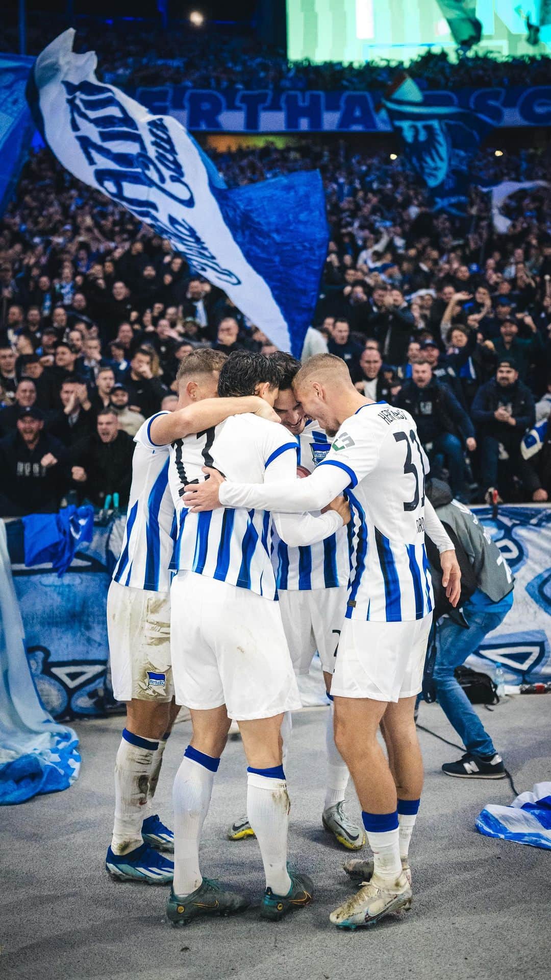 ヘルタ・ベルリンのインスタグラム：「Ein Team! Lieben wir. 💙  Die Reise geht weiter! 🏆   #HaHoHe」