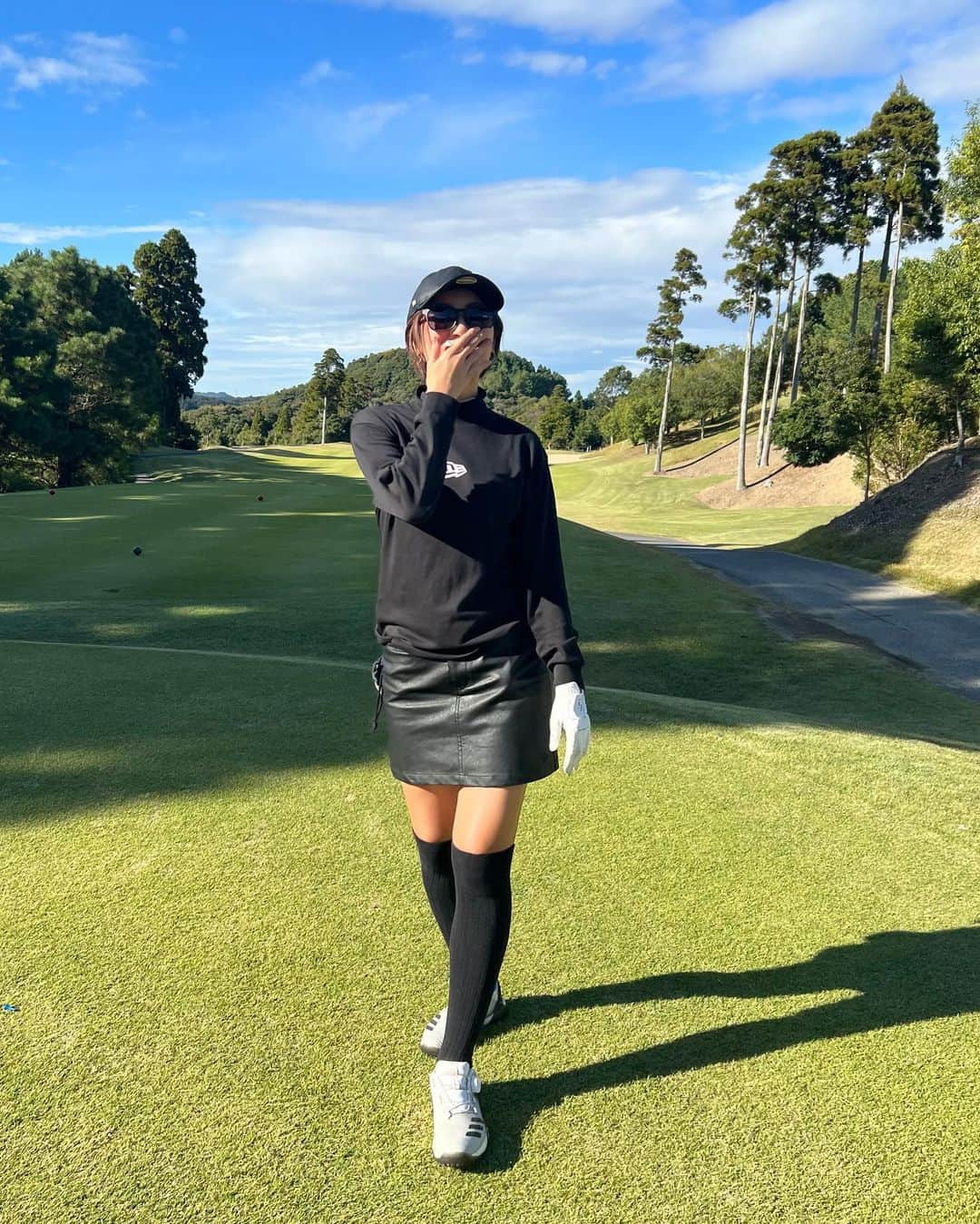 Alyssaさんのインスタグラム写真 - (AlyssaInstagram)「もう11月😳！？ 目の前のことに精一杯で、2023があっという間に過ぎ去りそう🥹  この日は珍しくオールブラック😎 レザー調スカート、コットンより暖かくて秋にピッタリ🙆‍♀️❤️  撮ってと言いつつ、ポーズも知らないし ただ照れただけだった😇  ウェア　@newera_golf @newerajapan   #neweragolf #ニューエラゴルフ #ニューエラ女子 #ゴルフウェア #ゴルフコーディネート  #instagolf #golstagram #골프스타그램　#ゴルフ #golf #골프연습 #골프 #ゴルフ女子 #女子ゴルフ」11月2日 19時37分 - alyssa_golf