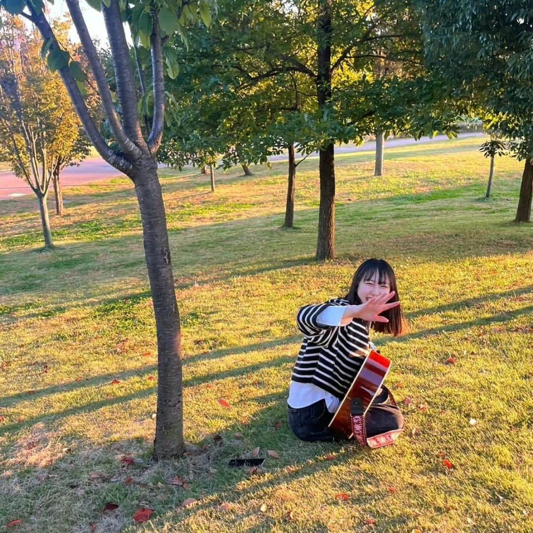 山下森羅のインスタグラム：「秋ですね～🍁🍂  公園で弾き語りしました🤍  #山下森羅 #スターダストプロモーション#スタダ #スタダ1 #秋 #公園 #autumn #弾き語り #ギター #秋服 #ボーダー」