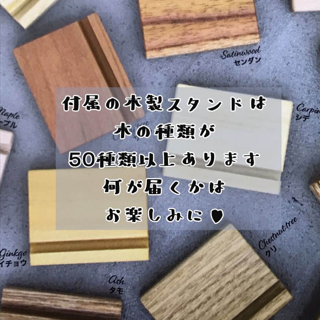 いのうえむつみさんのインスタグラム写真 - (いのうえむつみInstagram)「2024年、猫カレンダー販売中です。 うちの2匹の猫、タレとシオのイラストです😸 （3月だけ架空の猫さんです。ロシアンブルー風）  ポストカードサイズです。 送料込みで1380円です。  木製のスタンドが付属でついてます。 このままスタンドで卓上に飾るか、壁掛けにしたい場合はお手持ちの額に入れたり、シンプルにマスキングテープなどで貼って楽しんでください♡  アートショップでご注文受付中です。 インスタ・プロフィール欄のリンクからアートショップへどうぞ😸  来年1年間、タレシオのイラストを楽しんでもらえたら嬉しいです♡　  ------------------- 【😽猫さんアート・オーダー受付中⭐️】 オーダーは、プロフィール欄のリンクツリー、「アートショップ」よりお申し込みくださいませ。  (猫さん以外をご希望の方はDMからご相談下さいませ😃)  現在３サイズ扱っています。 それぞれ内容も異なりますので、詳しくはアートショップでご確認下さい。 「お気に入りのオモチャなど一緒に描いて欲しい」等、ご希望ある方はDMからお問い合わせお願いいたします。(追加料金となる場合があります)  お誕生日、うちの子記念日など、「この日に間に合うように」と言うご希望がある場合は、お早めにご依頼くださいませ💕 ２ヶ月くらい余裕を持ってオーダーいただけると嬉しいです😃  #watercolourpainting #色鉛筆 #猫 #ねこ #ネコ #cat #catart #art 水彩 #にゃんすたぐらむ　#にゃんこ #ねこすたぐらむ #保護猫　#ねこのいる生活 #ねこ部 #catstagram #instacat #meow #猫グッズ #いのうえむつみ #mutsumiinoue #illustration #猫イラスト #シオちん #シャムミックス #タレちゃん #キジトラ #2024カレンダー #2024calendar」11月2日 14時14分 - mutsumi_inoue