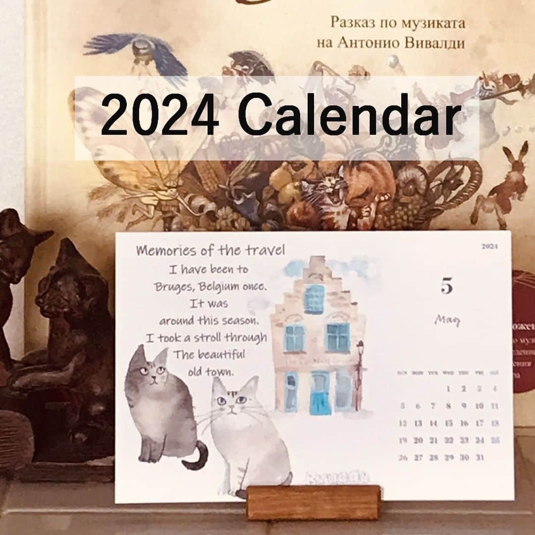 いのうえむつみさんのインスタグラム写真 - (いのうえむつみInstagram)「2024年、猫カレンダー販売中です。 うちの2匹の猫、タレとシオのイラストです😸 （3月だけ架空の猫さんです。ロシアンブルー風）  ポストカードサイズです。 送料込みで1380円です。  木製のスタンドが付属でついてます。 このままスタンドで卓上に飾るか、壁掛けにしたい場合はお手持ちの額に入れたり、シンプルにマスキングテープなどで貼って楽しんでください♡  アートショップでご注文受付中です。 インスタ・プロフィール欄のリンクからアートショップへどうぞ😸  来年1年間、タレシオのイラストを楽しんでもらえたら嬉しいです♡　  ------------------- 【😽猫さんアート・オーダー受付中⭐️】 オーダーは、プロフィール欄のリンクツリー、「アートショップ」よりお申し込みくださいませ。  (猫さん以外をご希望の方はDMからご相談下さいませ😃)  現在３サイズ扱っています。 それぞれ内容も異なりますので、詳しくはアートショップでご確認下さい。 「お気に入りのオモチャなど一緒に描いて欲しい」等、ご希望ある方はDMからお問い合わせお願いいたします。(追加料金となる場合があります)  お誕生日、うちの子記念日など、「この日に間に合うように」と言うご希望がある場合は、お早めにご依頼くださいませ💕 ２ヶ月くらい余裕を持ってオーダーいただけると嬉しいです😃  #watercolourpainting #色鉛筆 #猫 #ねこ #ネコ #cat #catart #art 水彩 #にゃんすたぐらむ　#にゃんこ #ねこすたぐらむ #保護猫　#ねこのいる生活 #ねこ部 #catstagram #instacat #meow #猫グッズ #いのうえむつみ #mutsumiinoue #illustration #猫イラスト #シオちん #シャムミックス #タレちゃん #キジトラ #2024カレンダー #2024calendar」11月2日 14時14分 - mutsumi_inoue