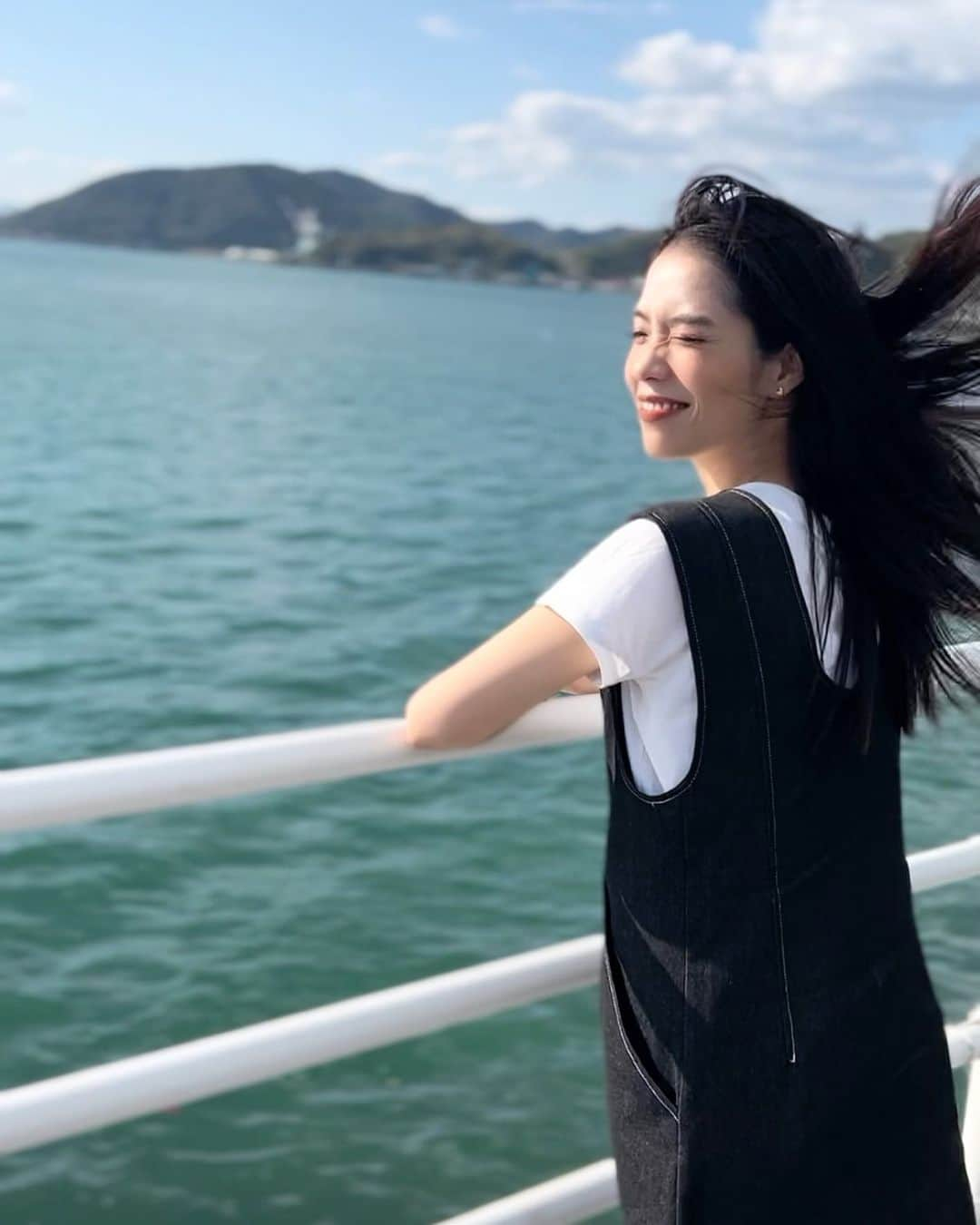 浦田麻緖のインスタグラム：「この間久しぶりに海のパワー🌊を頂いた(💪 ᐛ) ﾊﾟヮー!!  みんなにも海のパワーおすそ分け‼️  海なし県で育った私は、海を見ると、とっても«٩(*´ ꒳ `*)۶»ﾜｸﾜｸします‼️  今月も頑張るぞ(ง •̀_•́)ง   #11月  #海  #パワー  #海は広いな大きいな」