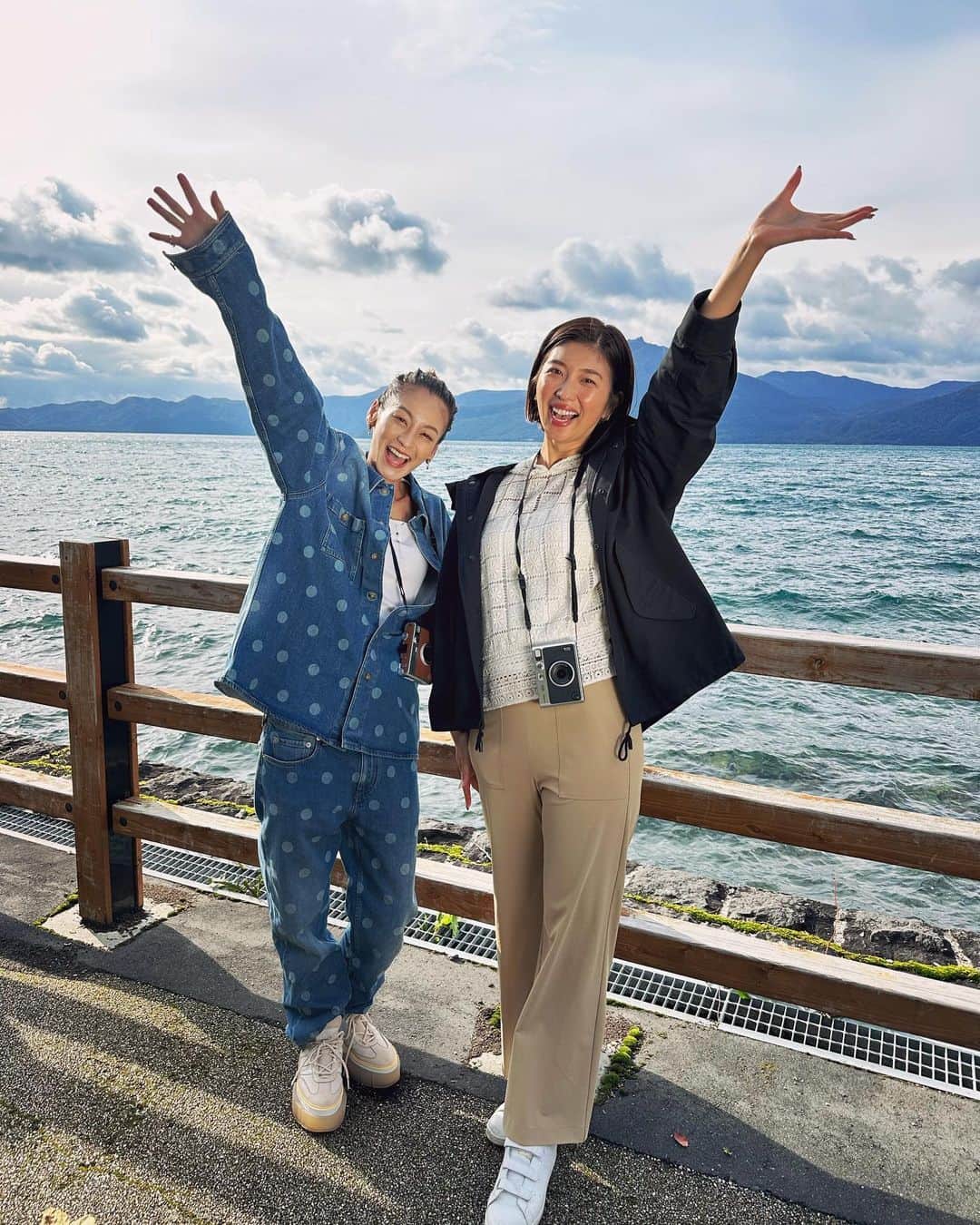 西山茉希さんのインスタグラム写真 - (西山茉希Instagram)「北海道千歳。 生まれ育ったベテラン先生と過ごした2泊のウェルネス旅 🌳🌿🌳  お誕生日がまったく一緒な豊澤さんは、初めましてなのに心地が良く、 歳下なのにお姉さんみたいで、 甘えっぱなしに楽しませてくれました🦥 @hitomi_toyosawa   #気づけば豊澤さんがウェルネス #ウェルネスって知ってる？  癒しからアクティブまでフルコースな旅を、是非皆さんもお楽しみください🌈🤗🌈  《OA情報》 11月3日(金) 10時05分～11時00分 テレビ東京系列「北海道ウェルネス旅〜新・千歳発見伝〜」　  https://www.tv-hokkaido.co.jp/special/hokkaido-wellness-tabi/」11月2日 14時19分 - maki.nshiyama50