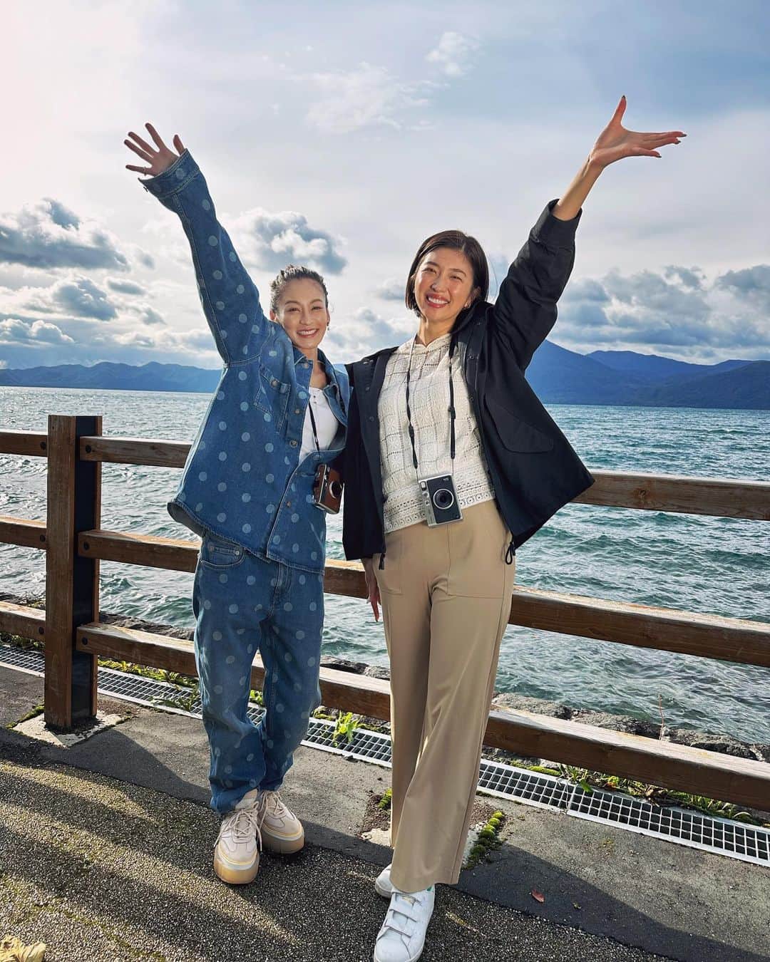 西山茉希さんのインスタグラム写真 - (西山茉希Instagram)「北海道千歳。 生まれ育ったベテラン先生と過ごした2泊のウェルネス旅 🌳🌿🌳  お誕生日がまったく一緒な豊澤さんは、初めましてなのに心地が良く、 歳下なのにお姉さんみたいで、 甘えっぱなしに楽しませてくれました🦥 @hitomi_toyosawa   #気づけば豊澤さんがウェルネス #ウェルネスって知ってる？  癒しからアクティブまでフルコースな旅を、是非皆さんもお楽しみください🌈🤗🌈  《OA情報》 11月3日(金) 10時05分～11時00分 テレビ東京系列「北海道ウェルネス旅〜新・千歳発見伝〜」　  https://www.tv-hokkaido.co.jp/special/hokkaido-wellness-tabi/」11月2日 14時19分 - maki.nshiyama50