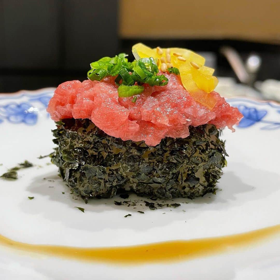 SUSHI KANDA • 寿司神田さんのインスタグラム写真 - (SUSHI KANDA • 寿司神田Instagram)「Part Ⅲ   ซูชิคันดะฉลองครบรอบ 10 ปี เราขอขอบคุณทุกท่านมาก และขอมอบของขวัญให้กับผู้มีพระคุณทุกท่าน คอร์ส Omakase ลด 20% ทุกคอร์ส !!!!!! วันนี้ถึงวันพฤหัสบดีสัปดาห์หน้า เราหวังว่าจะได้พบคุณทุกคน🙏🏻  Sushi kanda celebrates 10th years anniversary  As a token of our gratitude we would offer you 20% discount on Omakase menu today until next Thursday. We look forward to seeing you  第三弾！  寿司神田は今月で10周年を迎える事が出来ました。  感謝のお礼を込めてお任せメニューを20％ディスカウント致します！ 本日から来週の木曜日までの1週間です。 お待ちしております。  For reservation: 099.606.0013 Or Line ID 027126639  #sushikanda #sushi #japanesecuisine #sashimi #foodporn #aroi #aroiibkk #ginraidee #paigingun #wongnai #edtguide #bkkmenu #starvingtime #寿司神田 #寿司スタグラム #鮨 #寿司 #すし #バンコク寿司 #銀座グルメ #赤酢 #横井醸造」11月2日 14時20分 - sushi.kanda