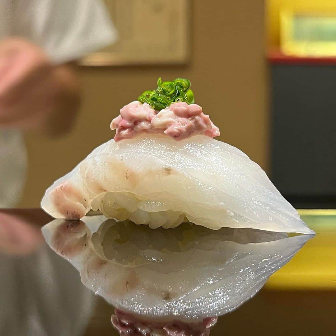 SUSHI KANDA • 寿司神田さんのインスタグラム写真 - (SUSHI KANDA • 寿司神田Instagram)「Part Ⅲ   ซูชิคันดะฉลองครบรอบ 10 ปี เราขอขอบคุณทุกท่านมาก และขอมอบของขวัญให้กับผู้มีพระคุณทุกท่าน คอร์ส Omakase ลด 20% ทุกคอร์ส !!!!!! วันนี้ถึงวันพฤหัสบดีสัปดาห์หน้า เราหวังว่าจะได้พบคุณทุกคน🙏🏻  Sushi kanda celebrates 10th years anniversary  As a token of our gratitude we would offer you 20% discount on Omakase menu today until next Thursday. We look forward to seeing you  第三弾！  寿司神田は今月で10周年を迎える事が出来ました。  感謝のお礼を込めてお任せメニューを20％ディスカウント致します！ 本日から来週の木曜日までの1週間です。 お待ちしております。  For reservation: 099.606.0013 Or Line ID 027126639  #sushikanda #sushi #japanesecuisine #sashimi #foodporn #aroi #aroiibkk #ginraidee #paigingun #wongnai #edtguide #bkkmenu #starvingtime #寿司神田 #寿司スタグラム #鮨 #寿司 #すし #バンコク寿司 #銀座グルメ #赤酢 #横井醸造」11月2日 14時20分 - sushi.kanda
