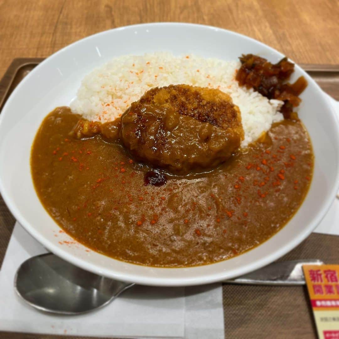 木村ひさしのインスタグラム：「最高のおっさんの昼ごはん。 カレーハウスリオ　北海道じゃがいもコロッケカレー 先月、無くなったカレー屋にまたカレー屋さんが入った。嬉しい。 #最高のおっさんのカレー  #2024チャレンジ第一弾」