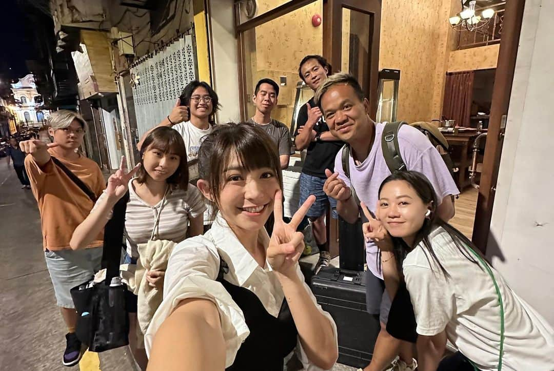 Miko Wongさんのインスタグラム写真 - (Miko WongInstagram)「十月碎片🧩  认识了好多好多可爱的人 谢谢你们给我的包容与温暖（我的廣東話應該進步神速 應該🤪  忙碌但幸福  爱你们💕  -這個月因拍攝去了好多次海邊 曬黑了好多  但大自然就是有種能量讓心情變好  Vitamin Sea 🏝  -終於可以同自己打卡📷 @teawood.hk   -這班人 我真的很愛！一起拍攝一起熬夜一起宵夜 所有美好的回憶 我都會記住😘  -愛上了長州芒果糯米糍 勁鍾意 點解可以咁好食😋  -是朝思暮想的小辣椒🌶️  -看到這隻老狗就想到以前wuwu在家的狀態 需要很多心思心力去照顧 不要因為可愛就養，有病就丟棄 如果可以 以領養代替購買 🫶🏻🫶🏻🫶🏻  -膊頭痣   -《後來的我們》  -想記錄每一個晚霞 INFP真的很愛拍天空✨」11月2日 14時33分 - mikowong