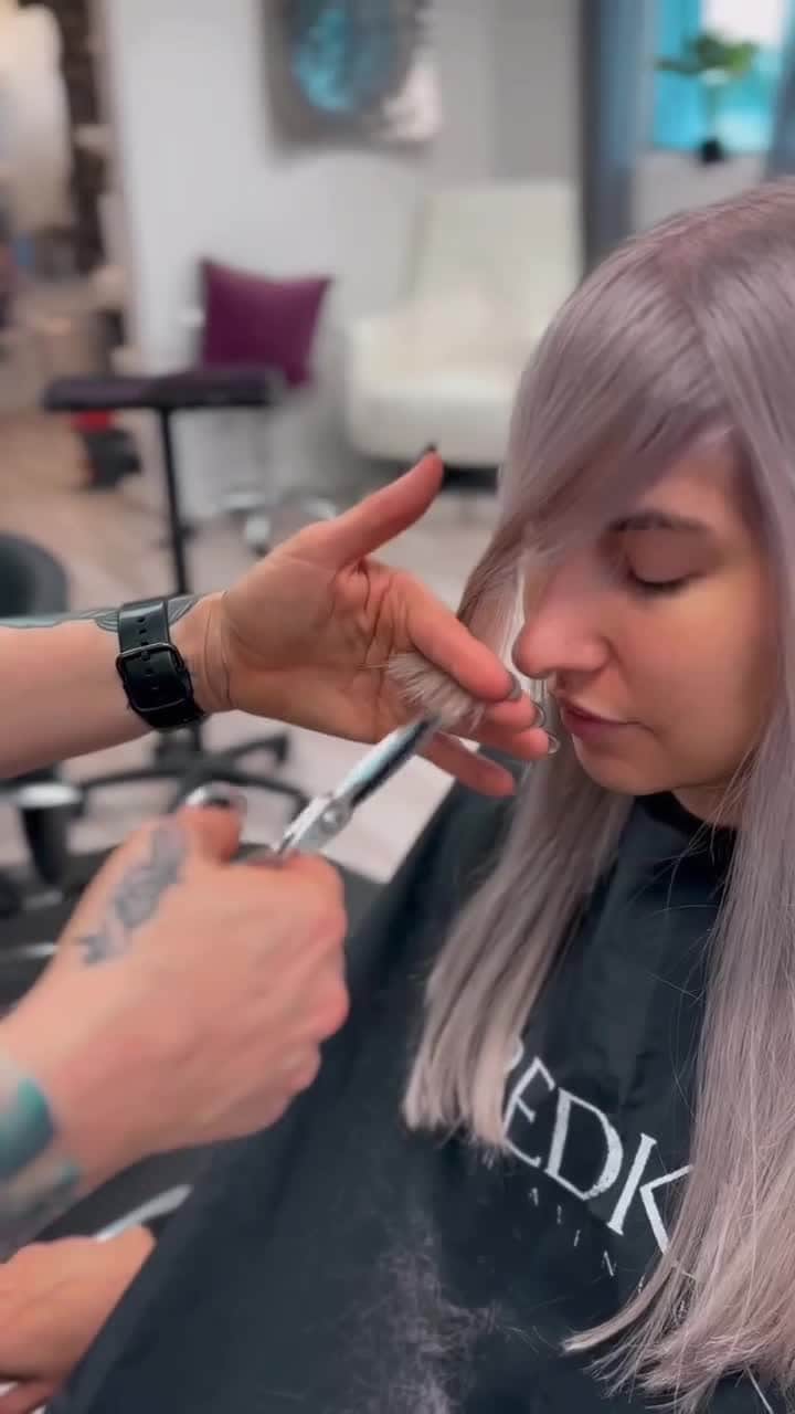 Sam Villaのインスタグラム：「Stylist @annetteluxe demonstrates what it's like to be on the receiving end of one of her stunning haircuts. ⁠ ⁠ Kicking off the month of November we would like to encourage our community to focus on gratitude. We know that it can get more hectic at this time of year but that means you are booked. That means clients are choosing to spend their time and money with you. ⁠ ⁠ "Still grateful to be at this 20 years later 🖤⁠ Thanks to all of the awesome guests who continue to support Luxe and everyone in it." - @annetteluxe⁠ ⁠ Tool Used:⁠ Sam Villa 7" Dry Cutting Shear⁠ ⁠ #SamVilla⁠ #SamVillaCommunity⁠ .⁠ .⁠ .⁠ .⁠ #haircutting #samvilla #hairtutorial #hairvideo #haircut #hairstylist #behindthechair #modernsalon #americansalon」