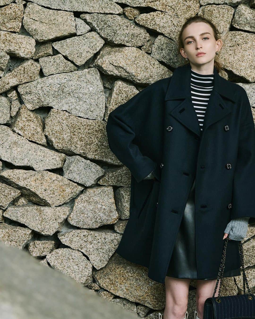 のインスタグラム：「【どちらの別注コートが好きかコメントで教えてください】   （1～3枚目） ＜MACKINTOSH for UNITED ARROWS＞ HUMBIE ピーコート ￥149,600 品番:1525-499-4546 ドロップショルダーにたっぷりとした袖、AラインのシルエットAラインシルエットのモデル“HUMBIE”をダブルブレストのPコートに別注しました。  （4～5枚目） ＜BARBOUR for UNITED ARROWS＞ キルティング コート  ￥50,600 品番:15254994616 デイリー使いのしやすい、しなやかな着心地が魅力のキルティングコートを着脱可能なフードを取り付け、ショート丈のデザインで別注しました。   （6～7枚目） ＜TATRAS for UNITED ARROWS＞ KOSAVA ダウンコート ￥126,500 品番:15254994556 ブランドの定番のミドル丈のコート「KOSAVA」を素材をウールからマットナイロンへ更新し、ファーを排した軽やかなデザインに別注しました。   ご紹介しているLOOKはUNITED ARROWS 2023 WINTERの最新コレクション！ぜひチェックしてみてください。   #UnitedArrows #UnitedArrowsWomen #ユナイテッドアローズ #アウター」