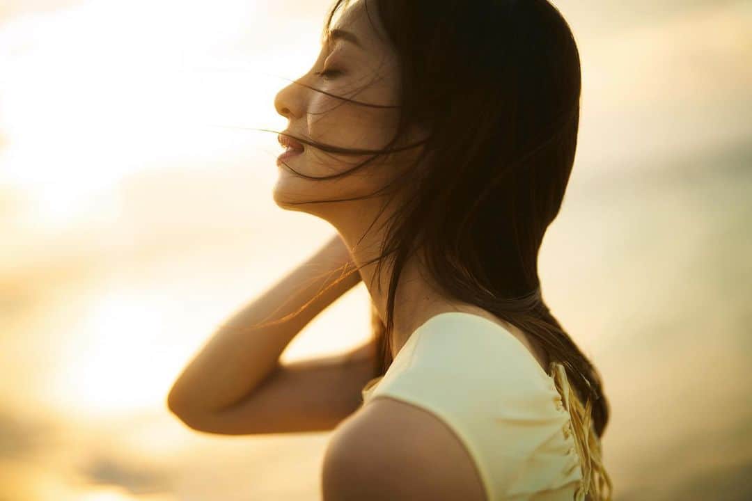 木下ココのインスタグラム：「波の音が聞こえてくる👂✨ ・ ・ ・ ・ ・ #portrait #portraitphotography  #sunset #beach #okinawa #沖縄 #石垣島  #サンセット #夕日  #夕焼け #撮影 #木下ココ」