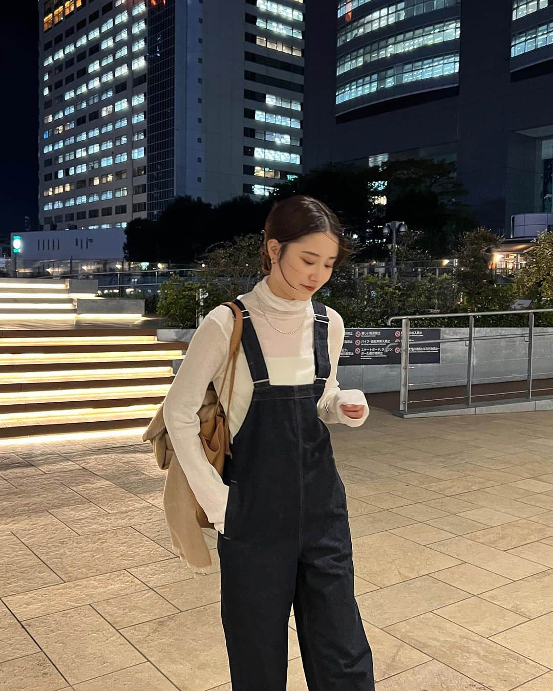 ETRÉ TOKYO ストアのインスタグラム：「@etretokyo  【11/2 New Arrival】  ㅤㅤㅤ ㅤㅤㅤ #ETREデニムオールインワン IVORY / INDIGO S.M size ¥29,700(tax in) ㅤㅤㅤ ㅤㅤ ㅤㅤㅤ新宿スタッフ @etretokyo_risa 160cm  INDIGO / M着用  本社スタッフ @etretokyo_sorami 162cm INDIGO / M着用  ㅤㅤㅤ  ㅤㅤㅤ┈┈┈┈┈┈┈┈┈┈┈┈┈┈┈┈┈┈┈ ㅤㅤㅤ ㅤㅤ  【INFORMATION】 ⁡ㅤㅤㅤ ⁡ ※11/2(木)発売のアイテムは、11/3(金)12:00よりお在庫のある場合、ルミネカード会員様限定で店舗通販のご利用が可能です。  ⁡ ※お電話がつながりにくい可能性がございます。 ⁡ ※また混雑時には入場制限及び 試着点数の制限を設けさせて頂きます。 予めご了承ください。 ⁡ ⁡ ご理解、ご協力を賜りますよう 心よりお願い申し上げます。   ㅤㅤㅤ 【LUMINE SHINJUKU STORE】 ETRÉ TOKYO ルミネ新宿2店 TEL：03-5989-0979  ー営業時間ー (平日、土日祝)11:00-21:00 ⁡  #etretokyo#etre#fashion#etretokyoshinjuku #etre#2023etre#etretokyo_staff_ootd#2023aw #大人ファッションコーデ #シンプルスタイル  #オトナカジュアルコーデ  #オールインワンコーデ #シアートップス #デニムスタイル #ストールコーデ」