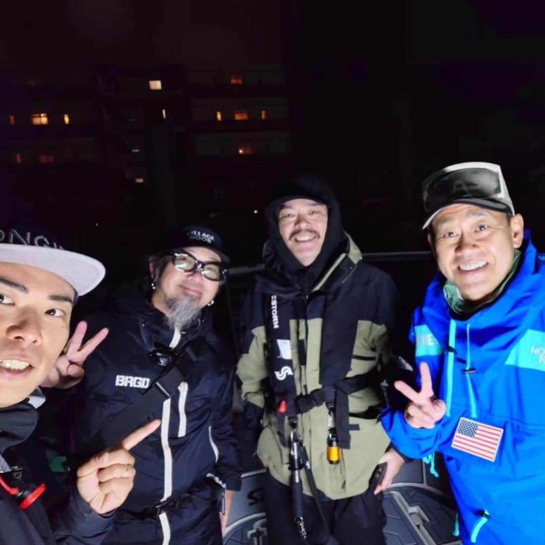 宮川大輔のインスタグラム：「東京湾にシーバス釣りに行って来ました。夜ははじめてやったので夜景を見ながら飛行機見ながらむちゃくちゃ綺麗やったし楽しかった。改めて東京って大都会やなぁと思いました。夜光虫バリバリで風も吹いてて厳しい状況でしたが、さすが白川さん！klash9で85㎝14lb‼️ 僕はワンチャンスをバラシてしまいました💦。 白川さん戸村さん世良さんありがとうございました😊。」