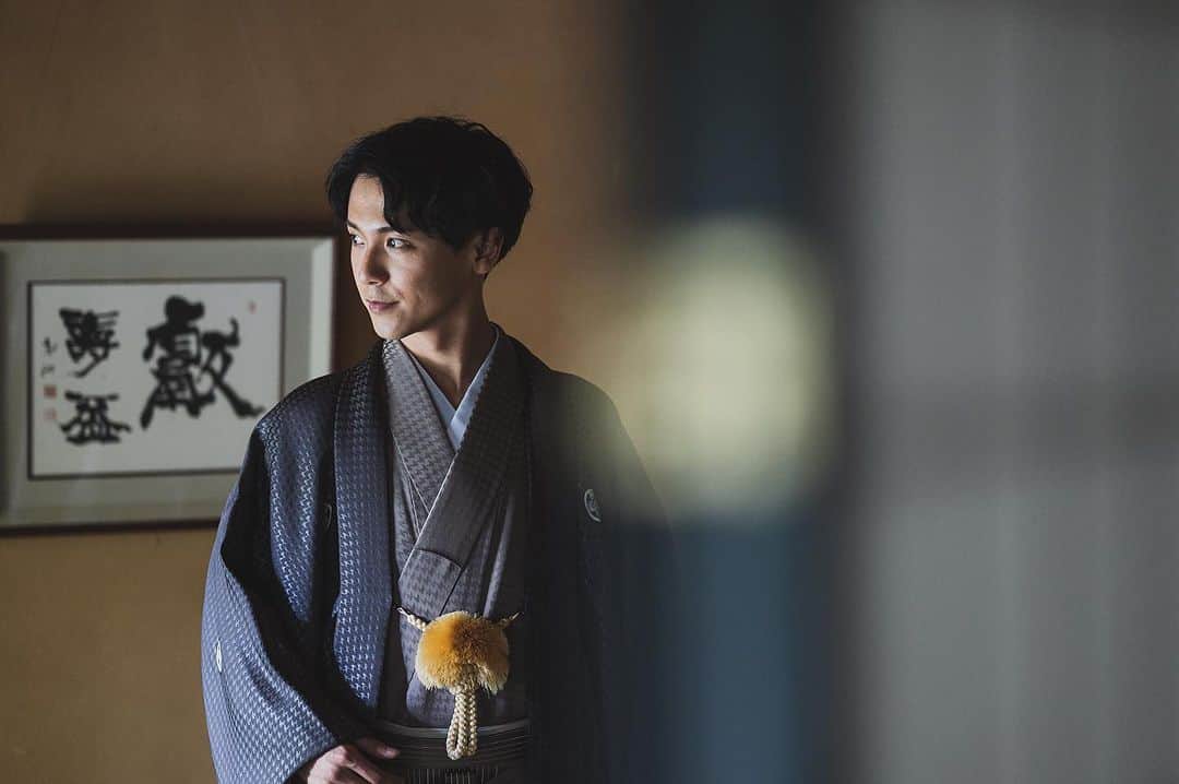 juno_jinjakonのインスタグラム：「JUNOでは、新婦様の花嫁衣装同様 新郎様の第一正装である紋付袴も 上質なものをご用意しております、  羽織に袖を通した新郎様 一家の大黒柱となる新郎様の“強い決意”が 伝わってきます  ——————  長きにわたり伝統を受け継いできた日本の文化の象徴であるきもの。  伝統と美風を継承した神社挙式  日本で生まれ育った私たちにとって ふさわしい結婚式であり家族の絆を受け継いでいく日本伝統文化の姿  その想いを大切に、 JUNOが神社挙式をトータルプロデュースいたします。  〜10月・11月フェアのお知らせ〜  JUNO神社婚プランをご成約いただいた 全ての新郎新婦様へ Dressesが手掛ける "セルフフォトウェディング"プレゼント‼︎  ■期間 2023年10月20日(金)〜2023年11月15日(水)迄 ※ご予約が満席のお日にちもございます🙇‍♀️  ■フェア特典 フェア期間中、JUNO神社婚相談会を ご成約いただいた全ての新郎新婦様へ、 Dressesが手掛けるセルフフォトをプレゼント！  ■ 開催店舗 JUNO天神本店  ■参加特典：セルフフォトウェディング詳細 ・Dressesが厳選したウェディングドレス&タキシードを着用して撮影が可能！（私服でも可） ・簡単なヘアセット、アクセサリーはご準備してあるので手ぶらでもOK！ ・お渡しのデータはその場で5カットプレゼント！  さらに、お二人の撮影したお写真をDresses公式Instagramに掲載させていただける方には 撮影の全データをプレゼントさせていただきます。  ※JUNO神社婚プランをご成約後 後日Dressesブライダルカウンター博多店にて 撮影のご案内をさせていただきます。  お電話でのお問合せ、ご予約は⇩ ☏ 092-262-1107 (定休日:火曜日・水曜日)」