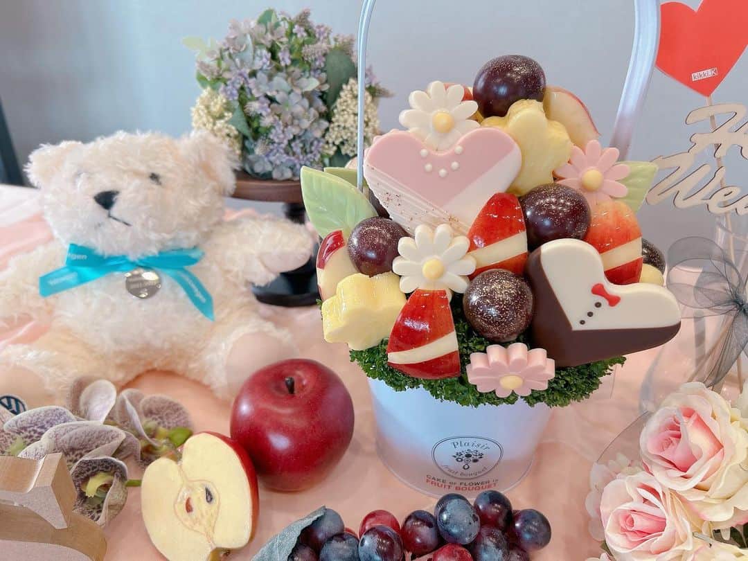 Fruit-bouquets.comのインスタグラム：「* 11月が始まりましたね🌝 皆さまいかがお過ごしですか？🐇 * 今月22日は【いい夫婦の日】 この日が結婚記念日という方も、多いのではないでしょうか💍✨ * そんな2人の記念日にオススメしたいのが 🕊️【マリアージュ】💖 リンゴと巨峰、パイナップルにドレスとタキシードのチョコレートを合わせました💛 * 「甘いものが苦手でもフルーツなら食べられる！」という方にもフルーツブーケはオススメです👀✨ * #いい夫婦 #いい夫婦の日 #結婚記念日 #結婚記念日プレゼント #結婚記念日ディナー #結婚記念日ごはん #結婚記念日サプライズ #プロポーズ#プロポーズ大作戦 #プロポーズされました #ウェディングフォト #ウェディングケーキ #ウェディングブーケ#ウェルカムスペース #lovewife #卒花嫁 #プレ花嫁 #プレ花嫁準備 #プレ花嫁さんと繋がりたい #フルーツブーケ #フルーツカッティング #お取り寄せスイーツ#スイーツ部 #スイーツ好きな人と繋がりたい」