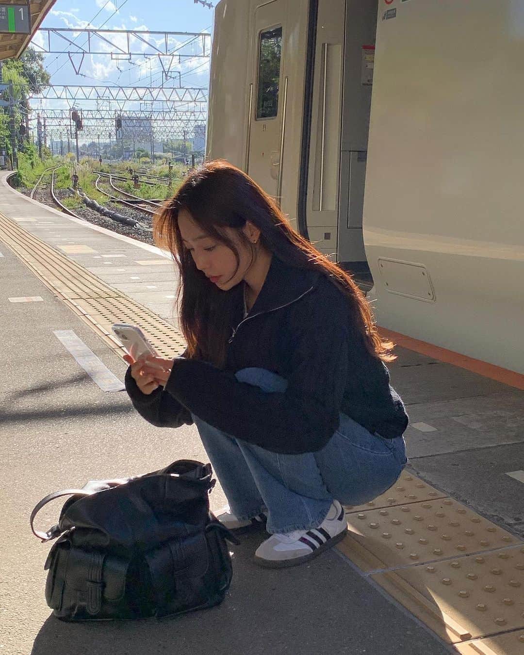 HOTPING公式アカウントさんのインスタグラム写真 - (HOTPING公式アカウントInstagram)「日本出張の思い出の1つ！ NEXが故障して1時間半も止まってしまうハプニングが発生🚅💦  時間は少しロスしてしまいましたが日本での初特急列車もゆっくり楽しむことができたし、 写真もたくさん撮れていい思い出になりました😇🫶  #japan #tokyo #日本 #東京 #日本旅行 #넥스 #成田エクスプレス #hotping日本撮影 #f/wコーデ #秋コーデ #冬コーデ #ニット #新作 #韓国通販サイト #韓国ブランド #韓国ファッション #韓国コーデ #カジュアル #カジュアルコーデ #シンプルコーデ #体型カバー #hotping #ホットピング #fashion #dailylook #ootd #일본 #도쿄」11月2日 14時38分 - hotping_japan