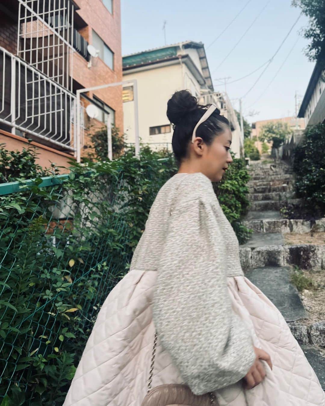 のインスタグラム：「まだまだ暑い日が続くけど  かわいいコートが届いたから着てみた♡  フレアのラインがかわいい...♡ ツイードとキルティングのドッキンだから軽くて ビックシルエットなので真冬もなかに着込めそう♡  ガーリーなお洋服が好きな人は お気に入りがきっと見つかるブランド♡  @brightrainbow_official  #PR #BRIGHTRAINBOW #ブライトレインボー #ワタシトレインボー #BR_style #フェミニンコーデ #フェミニン #ガーリー #フェミニンカジュアル #ガーリーコーデ #ガーリー #冬コーデ #秋コーデ #秋服コーデ #ツイード #キルティング #キルティングコート」