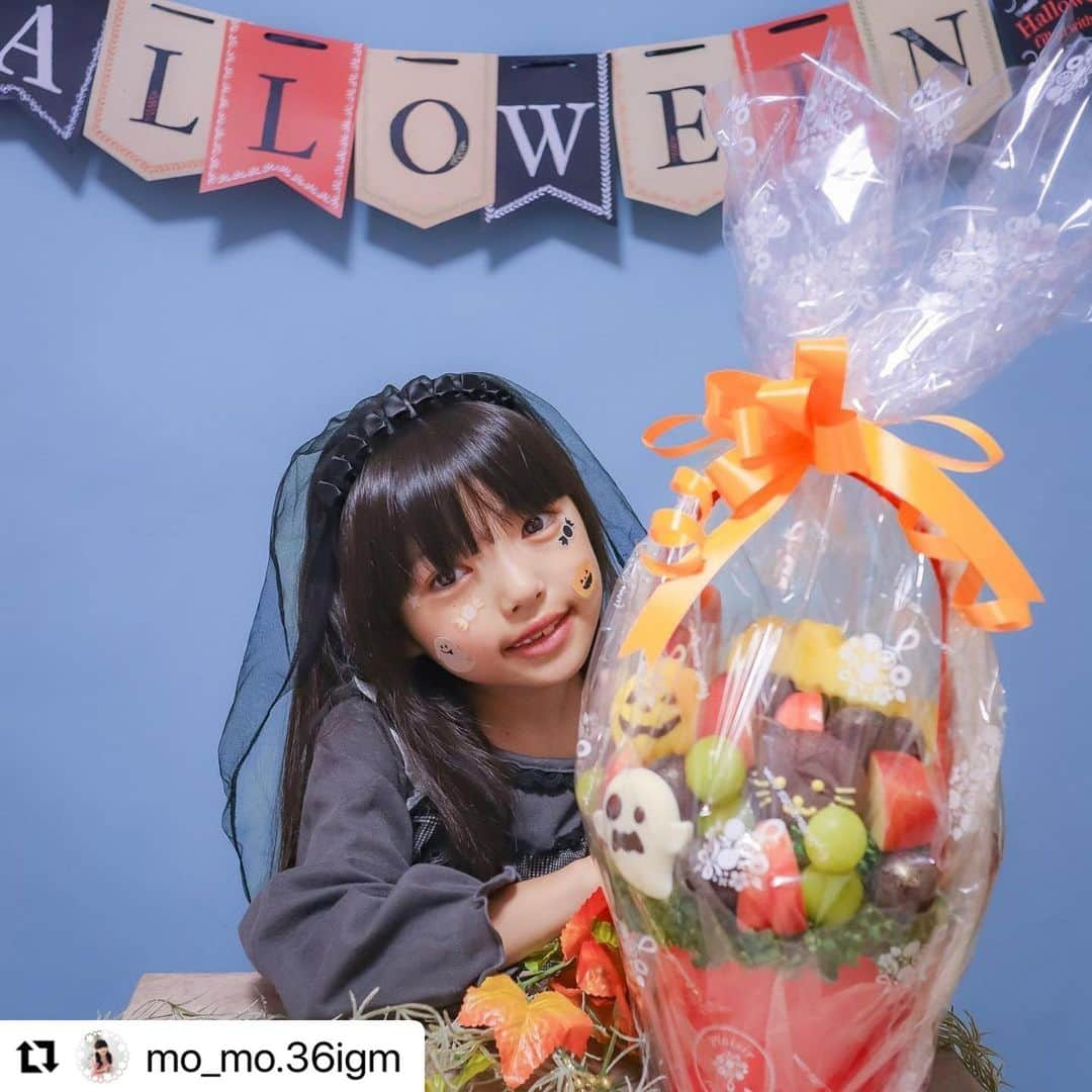 Fruit-bouquets.comのインスタグラム：「* 素敵なお写真ありがとうございます🎃✨ * 大人っぽい仮装がとってもお似合いです🐈‍⬛🌙 * お子さまにも人気のフルーツブーケ💐 旬のフルーツを使用している為、美味しく楽しくお召し上がりいただけます😊❣️  #Repost @mo_mo.36igm with @use.repost ・・・ 🍬👻🎃𓂃 𝕙𝕒𝕡𝕡𝕪  𝕙𝕒𝕝𝕝𝕠𝕨𝕖𝕖𝕟‪ 𓂃🎃🦇🕸  怖い系の次は、楽しいHalloweenフォトも🖤👻✨  @fruitbouquet.japan さまのハロウィンフルーツブーケ プレゼントキャンペーンに当選しました～🙌🏻🥹🎉✨  憧れてたフルーツブーケ!!!!!! しかも可愛いハロウィン仕様🥹🥹🥹✨✨✨  クール便で到着したブーケちゃんを見て歓喜に包まれた我が家、早く食べたい衝動を我慢して記念撮影!!🥹📸  素敵なラッピングで届きました🎀🧡  オバケ、黒ネコ、パンプキンの部分はチョコレート🍫 フルーツもチョコも、どれもスティックに刺してあって、取りやすかったです🙌🏻 パイナップルはコウモリの形にカットされてて存在感抜群!!🦇✨ パイナップルとリンゴは、表面にツヤツヤのナパージュコーティングされているから、変色もなし👌🏻❤️ そしてブドウの表面にはキラキラな金箔も?!🤩高級感、、!!!! もちろん種なしブドウで食べやす～い🍇✨  家族みんな揃うまで待ってようって言ったのに、待ちきれないMOMOさんは、マスカットつまみ食い🫢💚(笑) どのフルーツも鮮度良くてとっても美味しかったです!!❤️  このサイズのブーケで、フルーツ好きな家族4人で大満足な量でした🍎🍇💕  @fruitbouquet.japan さま、素敵なプレゼントキャンペーンをありがとうございました✨- ̀͏̗🎁 ́͏̖-  ・ ・ ・  #フルーツブーケ #プレゼント当選 #ハロウィン #halloween #フルーツ #フルーツギフト #お取り寄せグルメ #フルーツ大好き #js2 #小学2年生 #小学生コーデ #7歳  #小学生ママ #kidsfashion  #キッズフォト #ママ撮り」