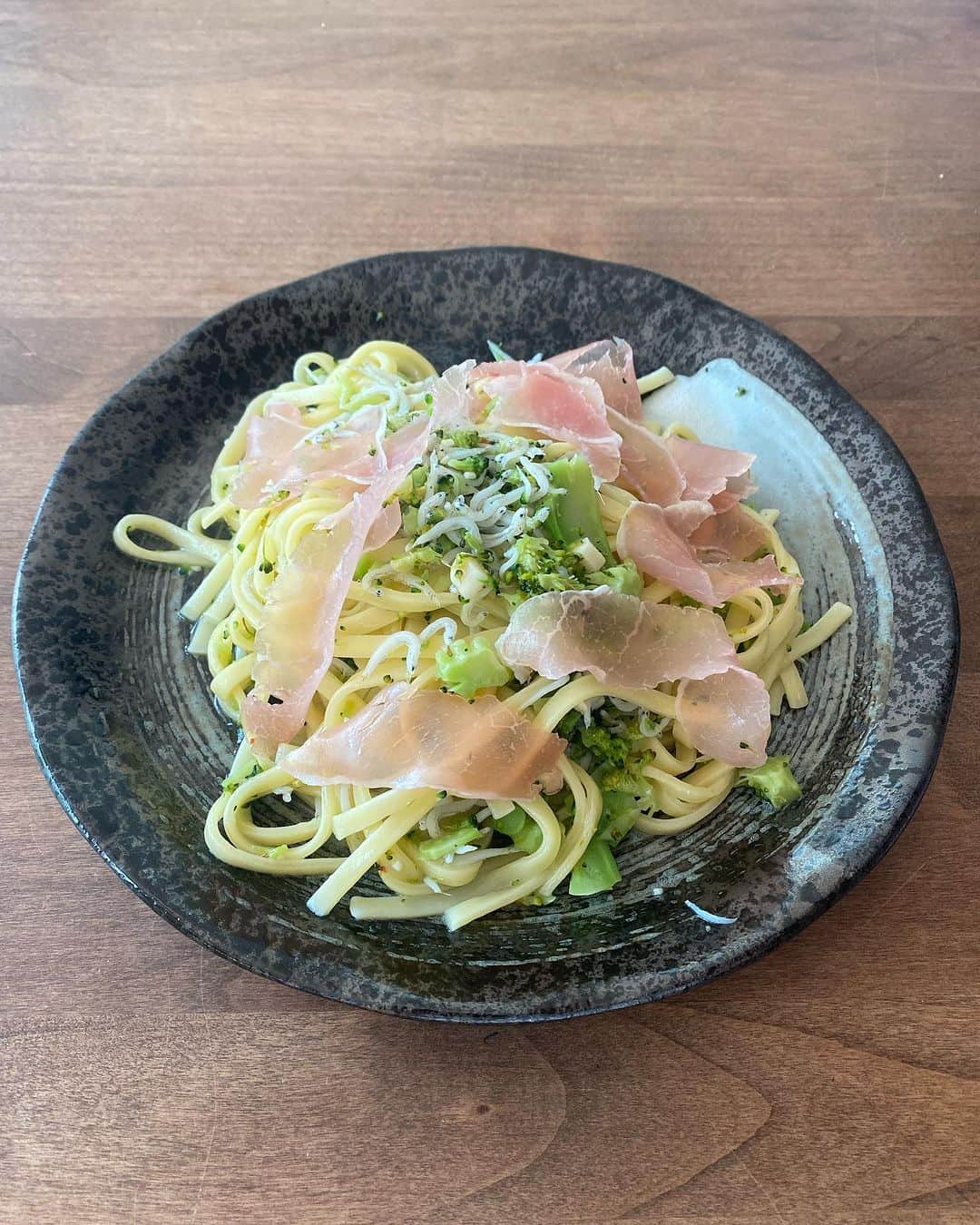 蒲生麻由のインスタグラム：「本日のランチ♪  生パスタ買ってたのに、 賞味期限切れそうだったので、 慌てて残り物でパスタ作りました🍝  ブロッコリーとシラスと生ハムパスタ  #本日のランチ  #ささっとごはん  #1人おうちランチ #生パスタランチ  #ブロッコリーとシラスパスタ #mamalife #トレーニングしたのに  #糖質ガッツリ摂取」