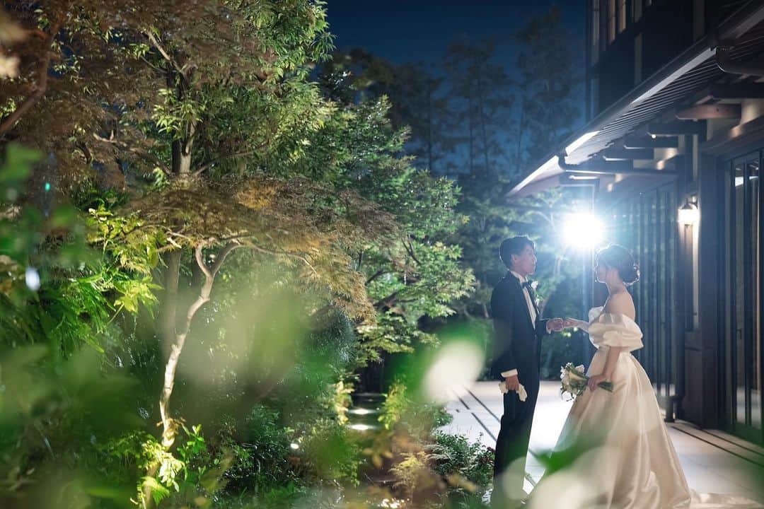KIYOMIZU京都東山 公式さんのインスタグラム写真 - (KIYOMIZU京都東山 公式Instagram)「・ ライトアップした庭園でのショット  上品さを演出するパフスリーブのドレスが とても映える空間✨  【DATE／会場詳細】 フロア：1F 披露宴会場：KIYOMIZU(キヨミズ） 収容人数：50～146名  -———————  @kiyomizu_kyoto_higashiyama をフォローし 【#kiyomizu京都東山】で検索してくださいね❖  #スタイルズ花嫁 #KIYOMIZU京都東山 #KIYOMIZU花嫁 #ブライダルハウスtutu #シェアーズヘアメイク #京都花嫁 #京都結婚式 #京都結婚式場 #京都婚 #和婚 #結婚式準備 #花嫁準備 #結婚式レポ #結婚式レポート #ガーデンウェディング #庭園 #ウェディングドレス #パフスリーブドレス #ウェディングフォト #フォトウェディング」11月2日 15時30分 - kiyomizu_kyoto_higashiyama