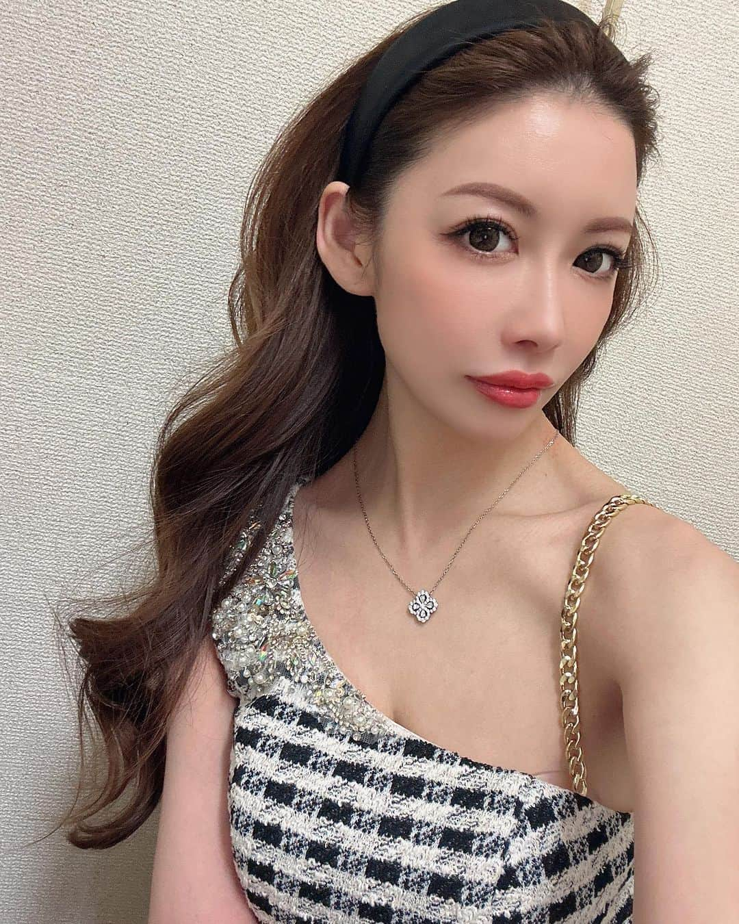 美沙さんのインスタグラム写真 - (美沙Instagram)「みきおせっと🖤 同じ顔やけどどれがいいかわからんやったけんもう全部載せる🤣ww クレージュのカチューシャ可愛い🖤 一言で好み伝わるのみきお天才🖤 髪の毛今日少し切るからその前に巻き下ろししたくて！  @mikio5432  #ヘアセット #巻き下ろし #カチューシャ」11月2日 14時49分 - misa0623r