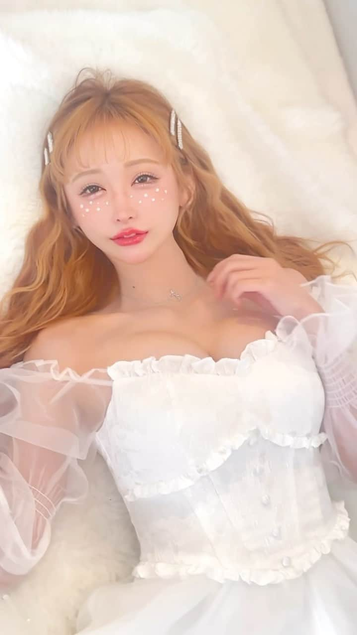 真優川咲のインスタグラム：「#🤍#👸#👗#👰‍♀️#🌹 ㊗️いよいよ本日17時〜✨✨  10th記念✨【 @robedefleurs_official 】❌ まゆ咲 #コラボドレス 発売スタートです 💐👰‍♀️🤍🤍🤍  拘りに拘り抜いてデザインプロデュースさせて頂きました☺️🤍 沢山の#お姫 ちゃん達に愛してもらえますよ-に🤲👗✨  🔗ストーリ-&ハイライトから商品リンク除いてみてね💕  皆様11月も宜しくです🤝🥰✨ #姫 #dress #princess #主役級 #姫ドレス #お姫様コーデ  #princessdress #まゆ咲コラボ💋」