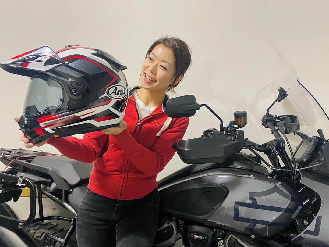 木村亜美のインスタグラム：「バイザー取外し可能でオンもオフも両方OK！Araiの新製品ツアークロスV！ @araihelmet.ltd  カラーリングモデルの『ディスカバリー』って、3色あってどれもカッコいいんだけど😍どーしようかすんごい迷って、赤にしました🎈！   #AraiHelmet  #TOURCROSSV」