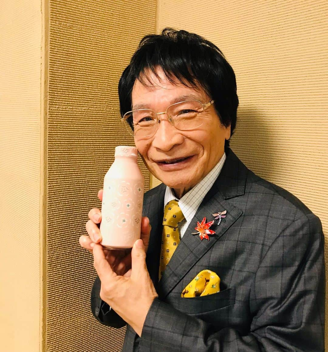 尾木直樹のインスタグラム：「これからABC放送「newsおかえり」スタジオ出演ですーー今日は日本シリーズ一色！！阪神、オリックス戦の中継ですーー控え室の飲み物､大好き💕ブローチは秋です♪♪ ｰ #大阪#朝日放送 #newsおかえり#阪神#オリックス#日本1#阪神の日#尾木ママ#スタジオ出演」