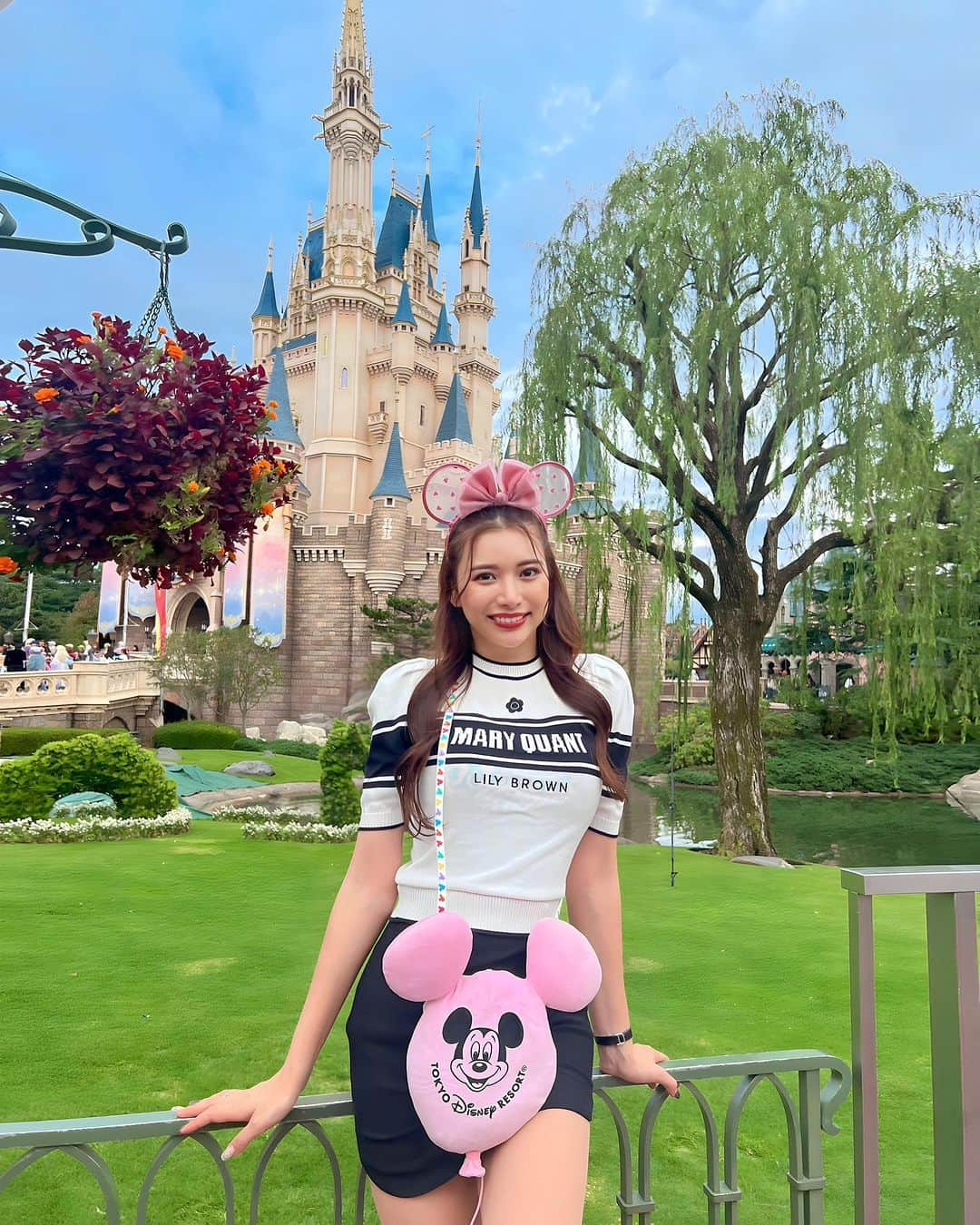 さゆりさんのインスタグラム写真 - (さゆりInstagram)「40周年のシンデレラ城🏰🤍  Disneyに行き尽くしたさゆりは シンデレラ城は正面でなく 右斜めから撮ると人が写らず、 インスタ映えな写真が簡単に撮れるので とてもおすすめです🐭🏰笑  Instagramの映えスポット かなり熟知している自信がある🤣♥︎♥︎♥︎  ディズニー後、足ぱんぱんだったから @ocean___bloom に駆け込んだら、 めちゃくちゃ楽になった〜🙏🫧  #disney #ハロウィン #ディズニー #dハロ仮装 #dハロ  #ディズニーコーデ #ディズニーランド  #ディズニーシー #ハロウィンパーティー  #halloween #コスプレ #ディズニー写真部 #ブライダルエステ　#oceanbloom #肩甲骨剥がし　#ハイパーナイフ」11月2日 14時54分 - sayuri__offi