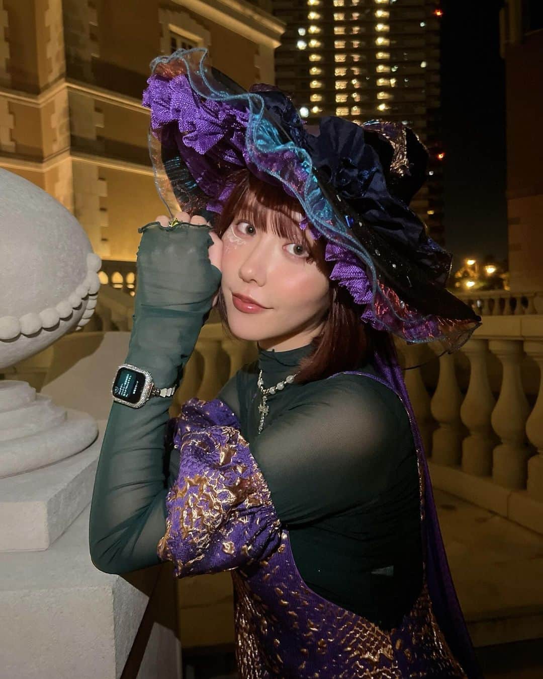 神成藍子さんのインスタグラム写真 - (神成藍子Instagram)「💜🩶💜🩶💜🩶💜🩶💜🩶 この自作のワンピースはとってもお気に入り😽🫶ハロウィン終わっても私服として沢山着る💓 帽子はAmazonで買った安い帽子が土台なんだけど、予想以上に可愛く作れたからお部屋のどっかに飾りたいな〜🪄︎︎✨ 夜の恵比寿ガーデンプレイスは撮れ高良すぎた🙌  #ハロウィン #ハロウィンコスプレ #魔女 #恵比寿 #自作服 #手作り服 #ハンドメイド大人服」11月2日 14時55分 - kanna_nijimura