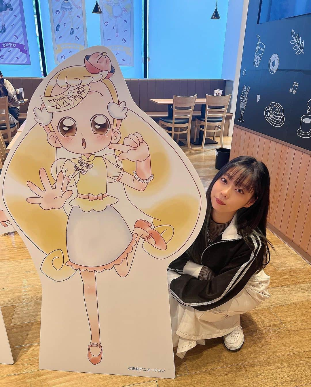 青山ひかる（あおみん、あお松）のインスタグラム：「この間、あいあいとおジャ魔女どれみカフェ(ハロウィン)に行ってきました🎃✨ ． 最近、20周年でおジャ魔女どれみがすごい盛り上がってる☺️☺️☺️ ほんとに嬉しいです( ◜ᴗ◝ )ﾆｺ♡ 地味に推しがハナちゃん🥰🫶そしてぽっぷなんです🫶 イチオシはハナちゃん⸜🌷︎⸝‍ ． ランダムブロマイドとコースターがたまたまハナちゃんで嬉しすぎた😳💗やばくね？やばくね？w アクスタとかもおんぷちゃん以外はあったので🙌😂(おんぷちゃんやっぱり強すぎww) また色々とPOPUPとかも展開されるらしいのでハナちゃんのグッズを集めたいと思います🫶♡ ． ． ． そしてその後は、久しぶりにポケセンに〜🙌🙌 マイピカチュウかなり売ってて⚡️o'ᆺ'o⚡️ しかも本当に色んなピカチュウいて可愛すぎる😭💛 私はあんまりピカチュウ好きとかじゃないのですが、あまりにも良すぎる＆ひとつしか買えないっていうのが素晴らしすぎる😂👏 思わず、ちょい寸胴な初期っぽいピカチュウ見つけたので御出迎えです🫶⚡️ せっかくなので、ネームタグも付けてあげました笑🤣🤣 そしてまだ買ったことの無いリザードンさんもいたので御出迎えです🔥🤣 久しぶりにポケセンでいっぱい買い物しました😂平日なのに人多かったですね、流石でした☝️  ． ． ． その後は、ナンジャタウンへ☺️ アイナナイベントが丁度やっていたので〜笑 あいあいとオタ活楽しすぎてたくさん推し事しましたわ🤷‍♀️ 本当に楽しすぎるし久しぶりにできてストレス解消〜😇🙏 新しい曲のMV、TRIGGERもかっこよ過ぎて🫰💙 ナンジャタウンだと、みんな猫耳になるので俺得なんです(？) 最高の空間でしたね、、、ちゃんと言い聞かせないと1日居ちゃう、、、🤣ミニゲームがかなりハイレベルで笑いましたw ． ． ． そのあとバンダイガチャデパートの方へ〜！！ 奥の方にサンライズショップがあって、なんと！歴代のアニメ宣伝ポスターがTシャツに！！ 「「「カウボーイビバップ」」」あるやん？？？サンライズってさ？？？🥹🥹🥹 …買いました☺️☺️☺️☺️☺️☺️☺️☺️☺️🫰 昔のアニメってなかなかグッズ展開されてない(当時は買えてない)から 見つけて良かったですほんと🫶😂 ほんと散財🫶(いい意味で) ． ． 洋服も買いまして笑 ． MACOジャンもこの間着てました🫰💛 これ、暖かくて最高です🥰🥰 普通に着ててもまだ暑いくらいwww もうちょい寒くなってから着ようと思います✌️ ． #猫娘のオタ活報告 #人生楽しい #ありがとう推し  #おジャ魔女どれみ #おジャ魔女どれみカフェ #ポケモン #ポケモンセンター #pokemon #ナンジャタウン #ナンジャタウンアイナナ #アイドリッシュセブン #アイナナ #キルラキル #満艦飾マコ」