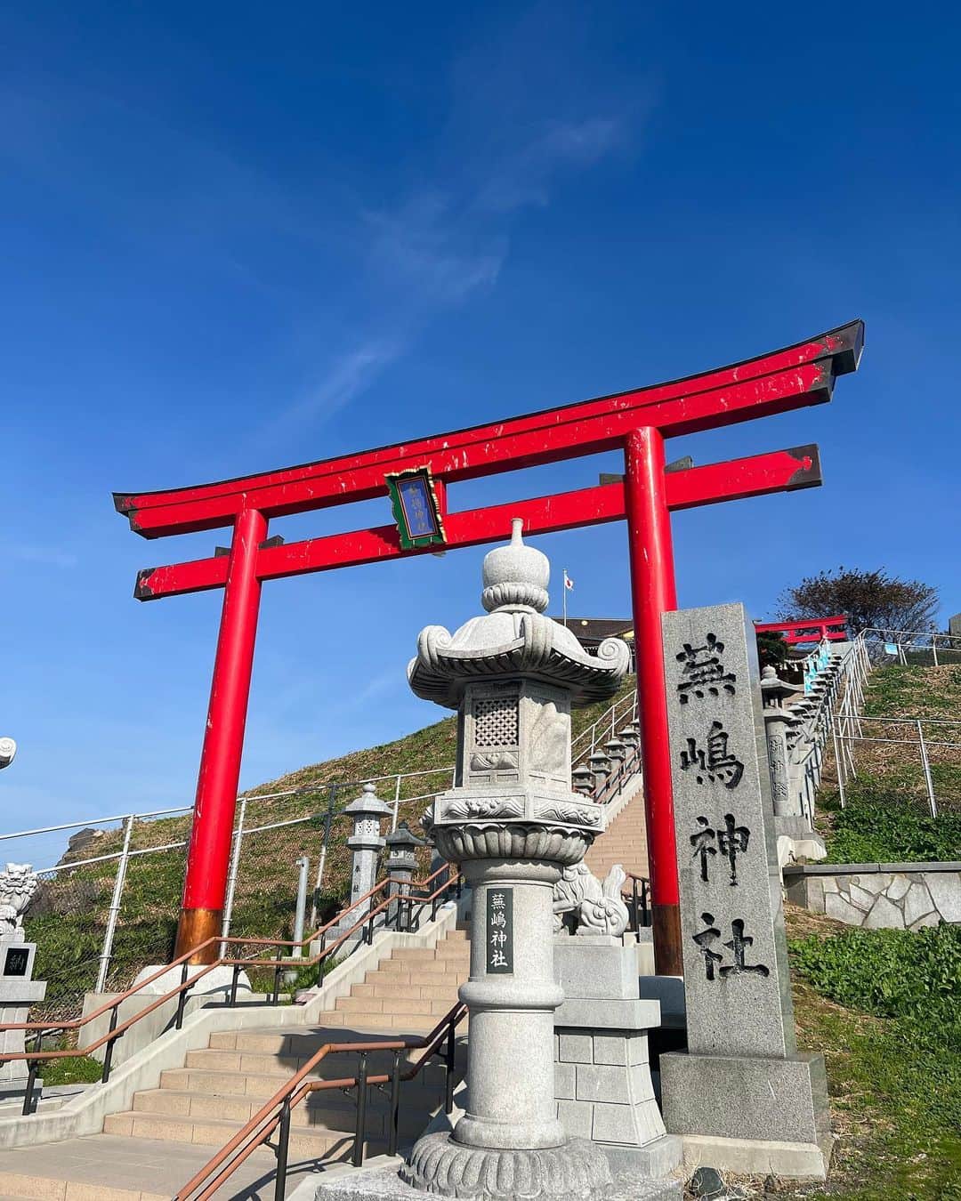 たけるさんのインスタグラム写真 - (たけるInstagram)「【最近の参拝歴】  蕪島神社　青森県八戸 イチキシマヒメノミコトを祀る神社 よく言うところの弁財天さんを祀っている お金の神様 前澤社長だよね 令和の弁財天前澤友作 ウミネコがうじゃうじゃいる神社 もののけ姫のこだまぐらいいるよ ウミネコの大合唱も聞けるよ ハモネプの楽屋ぐらい各々歌ってるよ だけど行った時は一羽もいなかった 糞しかなかった まだ温かった 遠くには行ってなさそうだった 次行く時はウミネコの大合唱みたい 鳥居カッケェ 二の鳥居は松の木にちょっと隠れてる照れ屋鳥居 好きな人を電柱から見てる鳥居でもある とにかく鳥居カッケェ  #東京ホテイソン #たける #神社 #備中神楽 #グレープカンパニー #蕪島神社 #青森 #八戸 #パワースポット #神社巡り #鳥居カッケェ」11月2日 14時58分 - takayanken