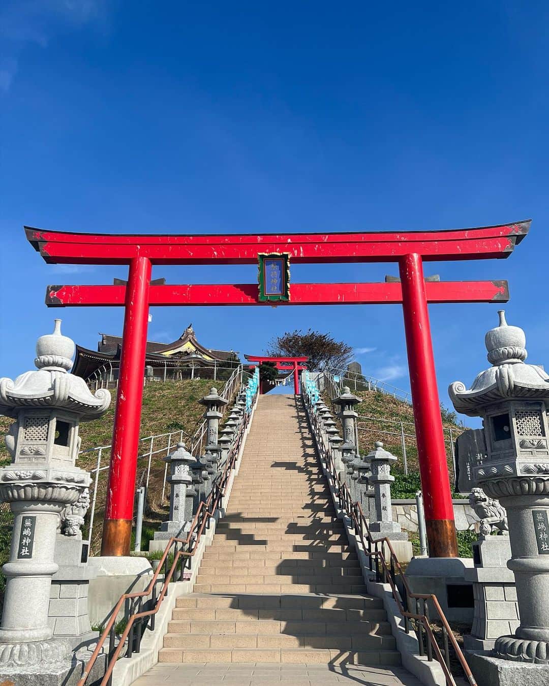たけるさんのインスタグラム写真 - (たけるInstagram)「【最近の参拝歴】  蕪島神社　青森県八戸 イチキシマヒメノミコトを祀る神社 よく言うところの弁財天さんを祀っている お金の神様 前澤社長だよね 令和の弁財天前澤友作 ウミネコがうじゃうじゃいる神社 もののけ姫のこだまぐらいいるよ ウミネコの大合唱も聞けるよ ハモネプの楽屋ぐらい各々歌ってるよ だけど行った時は一羽もいなかった 糞しかなかった まだ温かった 遠くには行ってなさそうだった 次行く時はウミネコの大合唱みたい 鳥居カッケェ 二の鳥居は松の木にちょっと隠れてる照れ屋鳥居 好きな人を電柱から見てる鳥居でもある とにかく鳥居カッケェ  #東京ホテイソン #たける #神社 #備中神楽 #グレープカンパニー #蕪島神社 #青森 #八戸 #パワースポット #神社巡り #鳥居カッケェ」11月2日 14時58分 - takayanken