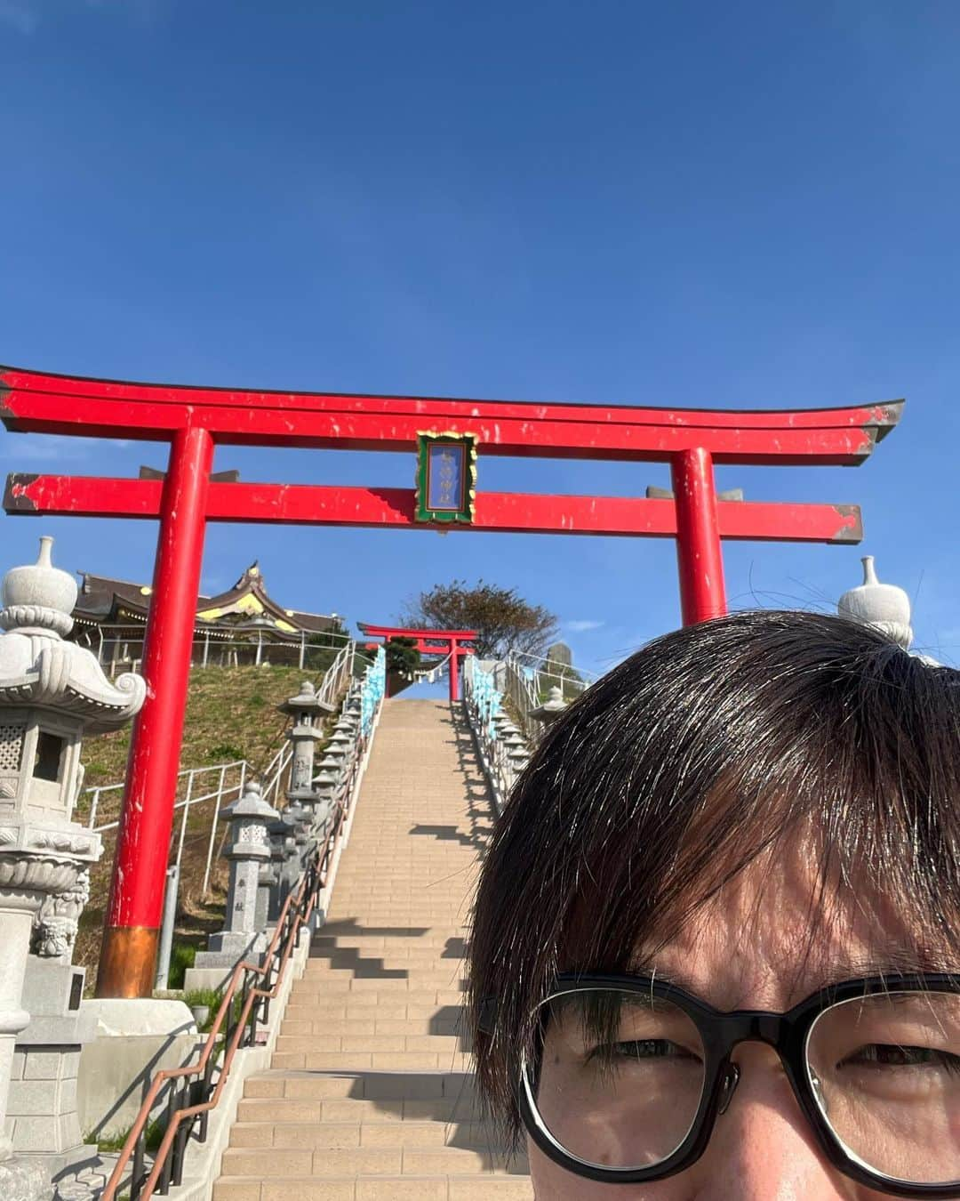 たけるさんのインスタグラム写真 - (たけるInstagram)「【最近の参拝歴】  蕪島神社　青森県八戸 イチキシマヒメノミコトを祀る神社 よく言うところの弁財天さんを祀っている お金の神様 前澤社長だよね 令和の弁財天前澤友作 ウミネコがうじゃうじゃいる神社 もののけ姫のこだまぐらいいるよ ウミネコの大合唱も聞けるよ ハモネプの楽屋ぐらい各々歌ってるよ だけど行った時は一羽もいなかった 糞しかなかった まだ温かった 遠くには行ってなさそうだった 次行く時はウミネコの大合唱みたい 鳥居カッケェ 二の鳥居は松の木にちょっと隠れてる照れ屋鳥居 好きな人を電柱から見てる鳥居でもある とにかく鳥居カッケェ  #東京ホテイソン #たける #神社 #備中神楽 #グレープカンパニー #蕪島神社 #青森 #八戸 #パワースポット #神社巡り #鳥居カッケェ」11月2日 14時58分 - takayanken