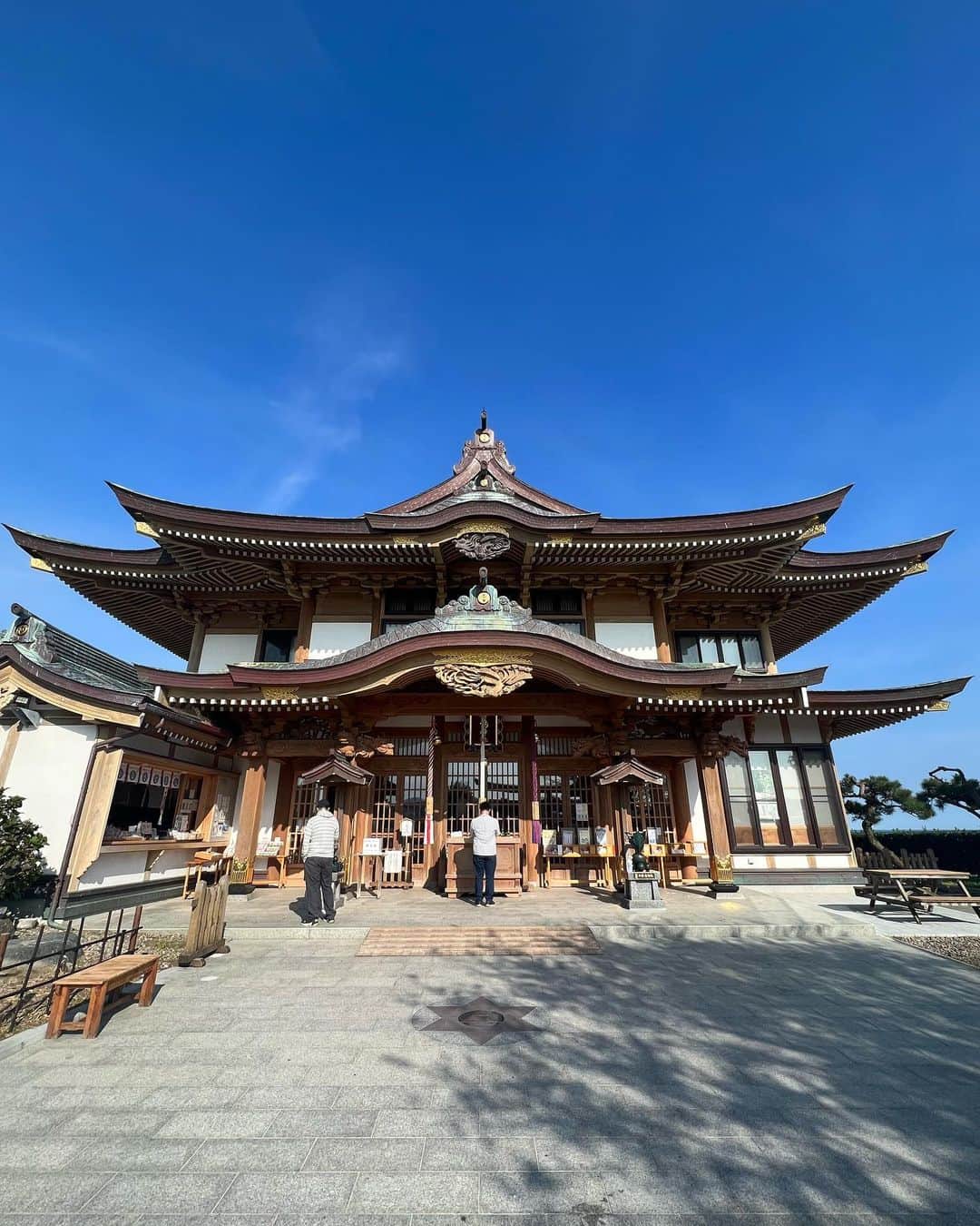 たけるさんのインスタグラム写真 - (たけるInstagram)「【最近の参拝歴】  蕪島神社　青森県八戸 イチキシマヒメノミコトを祀る神社 よく言うところの弁財天さんを祀っている お金の神様 前澤社長だよね 令和の弁財天前澤友作 ウミネコがうじゃうじゃいる神社 もののけ姫のこだまぐらいいるよ ウミネコの大合唱も聞けるよ ハモネプの楽屋ぐらい各々歌ってるよ だけど行った時は一羽もいなかった 糞しかなかった まだ温かった 遠くには行ってなさそうだった 次行く時はウミネコの大合唱みたい 鳥居カッケェ 二の鳥居は松の木にちょっと隠れてる照れ屋鳥居 好きな人を電柱から見てる鳥居でもある とにかく鳥居カッケェ  #東京ホテイソン #たける #神社 #備中神楽 #グレープカンパニー #蕪島神社 #青森 #八戸 #パワースポット #神社巡り #鳥居カッケェ」11月2日 14時58分 - takayanken