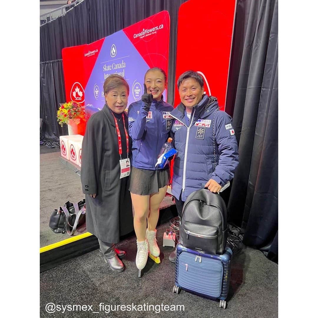 三原舞依＆坂本花織さんのインスタグラム写真 - (三原舞依＆坂本花織Instagram)「⁡ ⁡ 坂本花織選手よりメッセージが届きました💌 ⁡ ****** ⁡ スケートカナダから無事に帰国いたしました。 たくさんの応援ありがとうございました！ ⁡ グランプリシリーズ1戦目まず優勝することが出来たのでホッとしています😮‍💨 次のフィンランドも頑張ります🇫🇮 ⁡ 追伸 ジャパンオープンの時にさとこちゃんと恒例のポーズで写真撮っていたのに載せ忘れてしまってたので載せます😶 ⁡ 坂本花織 ⁡ #kaorisakamoto#坂本花織 #figureskating #figureskater  #sysmex_figureskatingteam」11月2日 15時08分 - sysmex_figureskatingteam