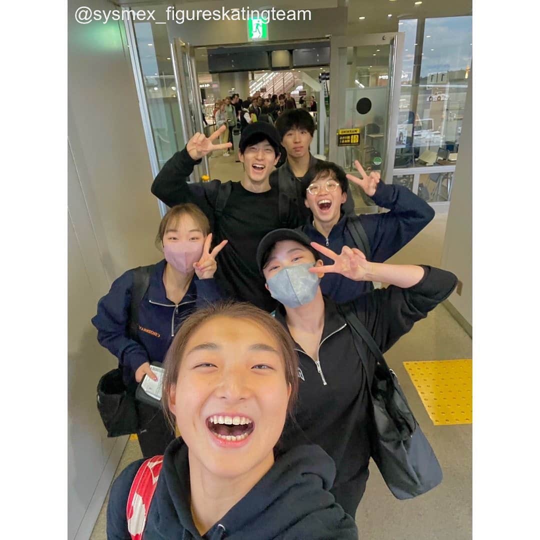 三原舞依＆坂本花織さんのインスタグラム写真 - (三原舞依＆坂本花織Instagram)「⁡ ⁡ 坂本花織選手よりメッセージが届きました💌 ⁡ ****** ⁡ スケートカナダから無事に帰国いたしました。 たくさんの応援ありがとうございました！ ⁡ グランプリシリーズ1戦目まず優勝することが出来たのでホッとしています😮‍💨 次のフィンランドも頑張ります🇫🇮 ⁡ 追伸 ジャパンオープンの時にさとこちゃんと恒例のポーズで写真撮っていたのに載せ忘れてしまってたので載せます😶 ⁡ 坂本花織 ⁡ #kaorisakamoto#坂本花織 #figureskating #figureskater  #sysmex_figureskatingteam」11月2日 15時08分 - sysmex_figureskatingteam