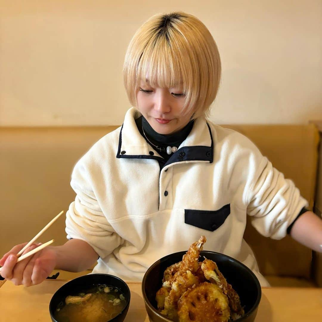 万喜なつみのインスタグラム：「天丼はいつでも食べれるくらい好き。  熱でも食べれる。  #natsupoi #なつぽい #stardom #天丼 #グルメ」