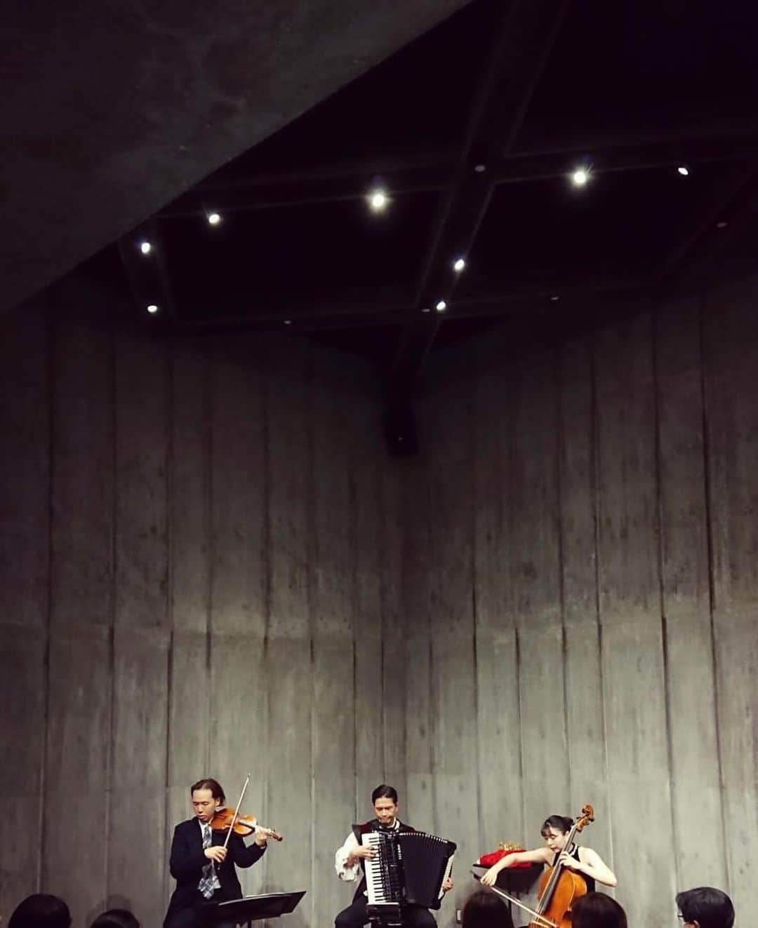 新倉瞳のインスタグラム：「Musikalisches Opfer BWV1079  ゆがんだ真珠の音楽会2023 〜王様からの宿題〜  バッハ「音楽の捧げもの」を中心とした今シーズンのゆがしん。約1年じっくりリハーサルを重ね本当に勉強になりました。  この3人ならではの音作りを楽しみながら導いてくれる陽くんと、アコーディオンの概念くつがえしまくりのとんでもないスーパープレイヤーなのにどこまでも謙虚にご自身と真摯に向き合う芳明さん、両氏を改めてリスペクト&感謝でした。  そして共有して下さった皆さま！！ 本当にありがとうございました！  王様は大満足です👑  #Repost @yyysssaaatttooo ・・・ 【ゆがんだ真珠の音楽会2023〜王様からの宿題〜】ご来場の皆様ありがとうございました。 お陰様で満員御礼。 小芝居はともかく（！）音楽をより充実させるべく精進を誓う門番なのでありました。 同企画は既に来年に向けて準備を進めておりますので、どうぞ今後ともよろしくご贔屓に。」