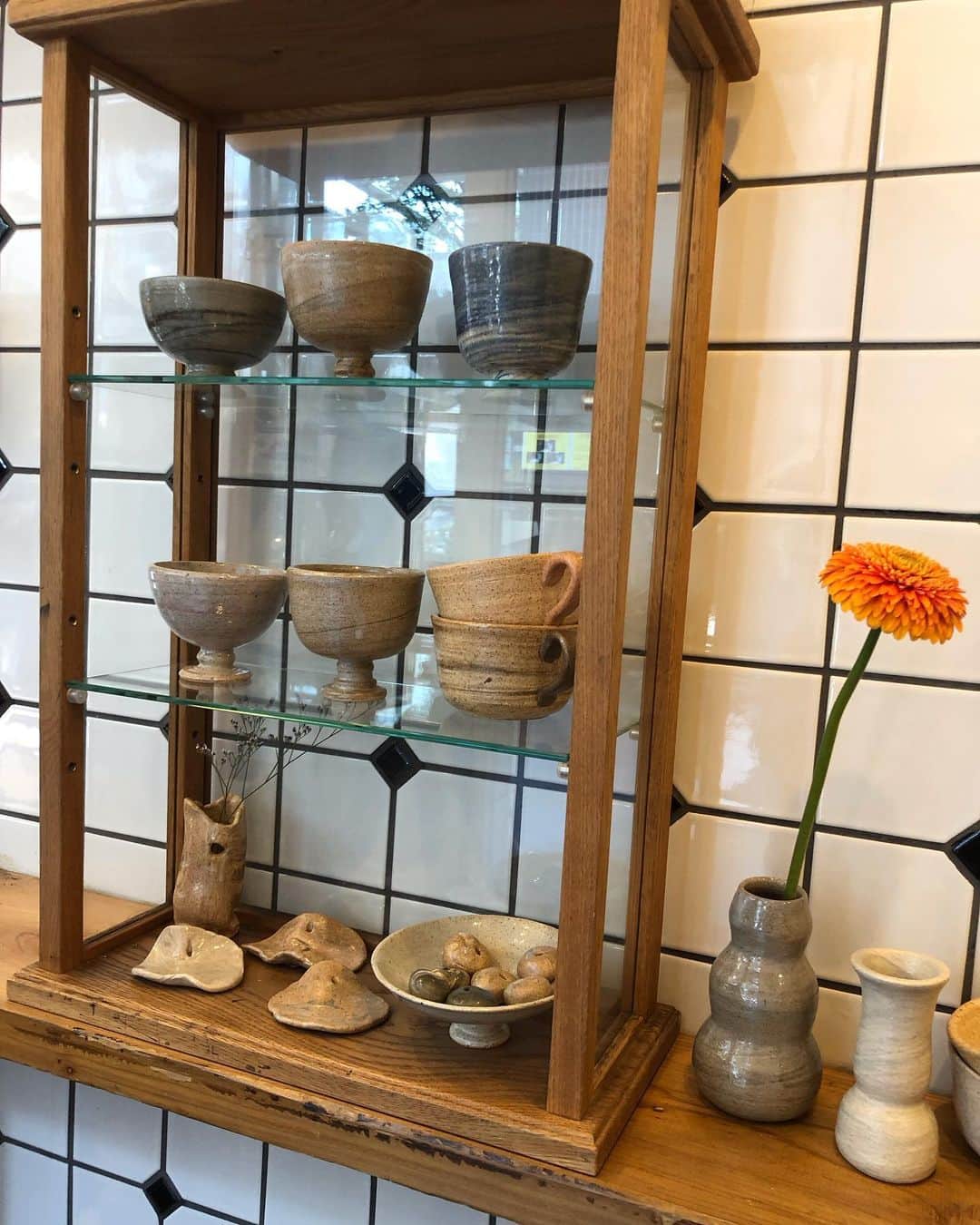 のインスタグラム：「【ABOUT LIFE COFFEE BREWERS 道玄坂】  We held a pop up shop 10/28-11/5🌱 @sanako__kato   You can enjoy the exhibition while having a coffee!  陶芸作家kato sanakoさんの展示を行っています！ ご自宅用はもちろんギフトにもおすすめです🫶🏻 期間は11/5まで、ALCB道玄坂にてお待ちしています☕️  ※お支払いは現金又はPayPayのみとなります。  🚴dogenzaka shop 9:00-18:00(weekday) 11:00-18:00(weekend and Holiday) 🌿shibuya 1chome shop 8:00-18:00  #aboutlifecoffeebrewers #aboutlifecoffeerewersshibuya #aboutlifecoffee #onibuscoffee #onibuscoffeenakameguro #onibuscoffeejiyugaoka #onibuscoffeenasu #akitocoffee  #stylecoffee #warmthcoffee #aomacoffee #specialtycoffee #tokyocoffee #tokyocafe #shibuya #tokyo」