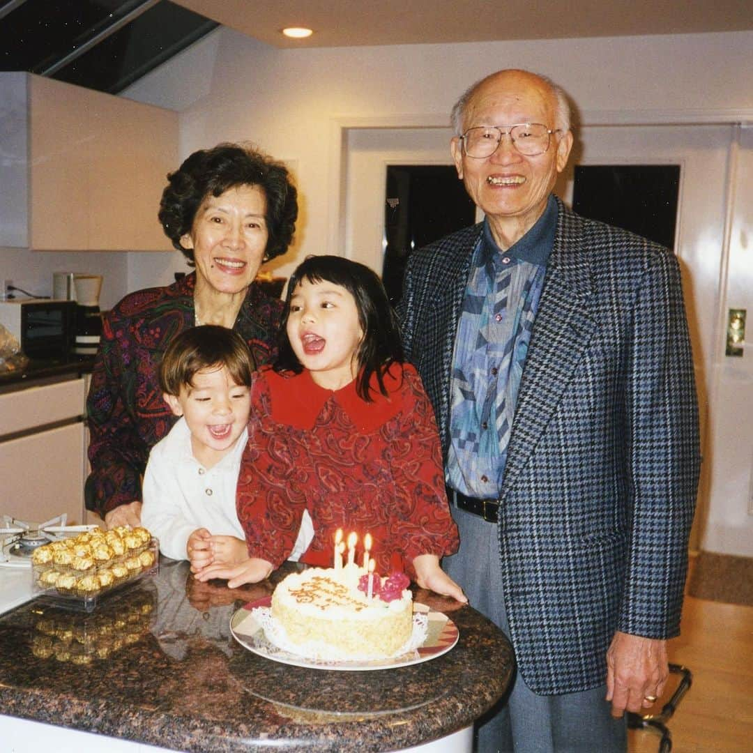 アラーナ・イップのインスタグラム：「My Mah-Mah (grandmother on my dad’s side) was fiercely independent, funny, caring, and loved her family more than anything. She loved to cook and taught me how to make my favourite Chinese dishes. She was also amazing at Chinese painting, which she tried to teach me (rather unsuccessfully).  Love you Mah-Mah. I’ll always make juk and lo bak goh just like you taught me. Rest in peace ❤️」